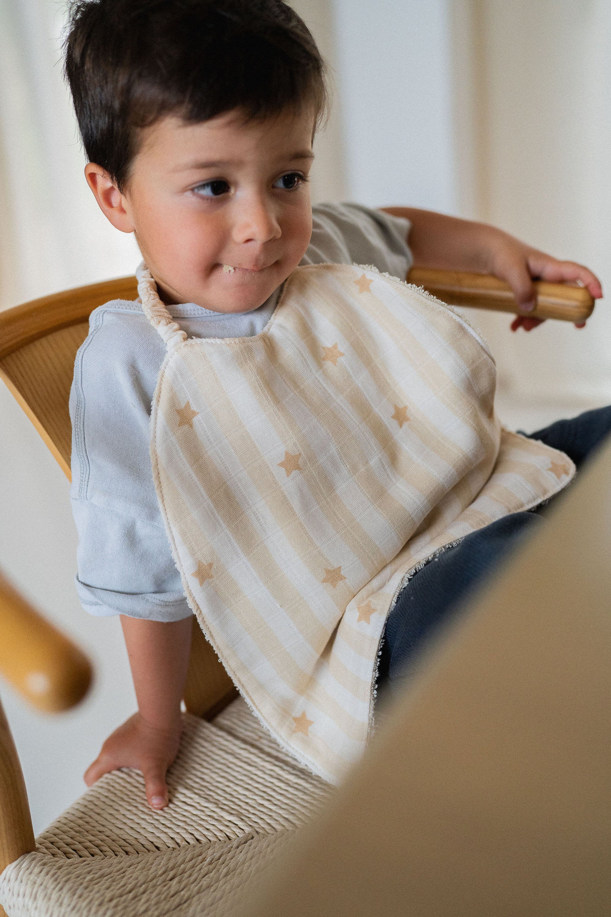 grand-bavoir-cesar-maternelle-enfant-bebe-eponge-mousseline-coton-popcorn-etoiles-rayures-beige-jaune-porte-milinane