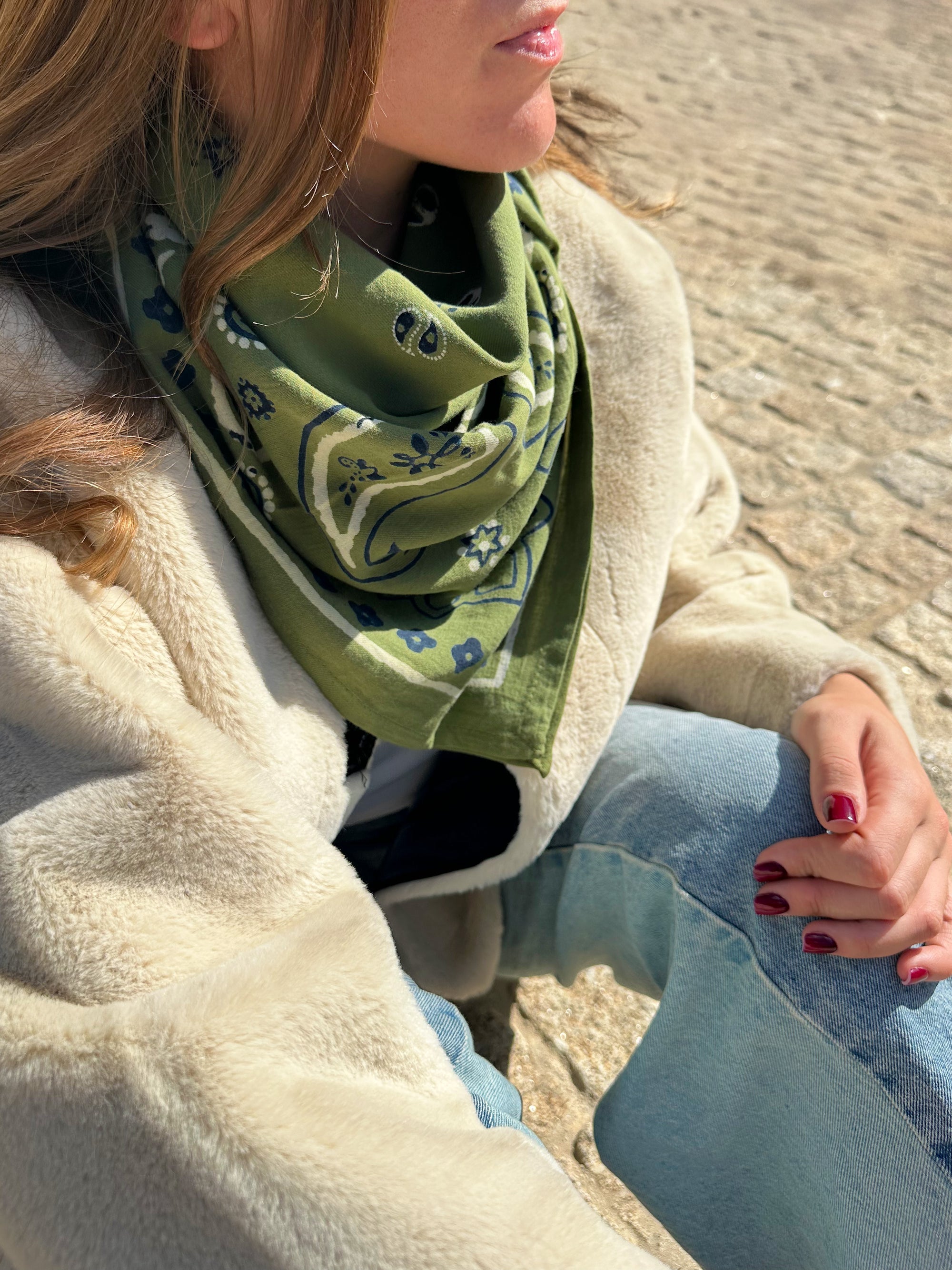 grand-foulard-en-coton-motif-bandana-kaki-milinane