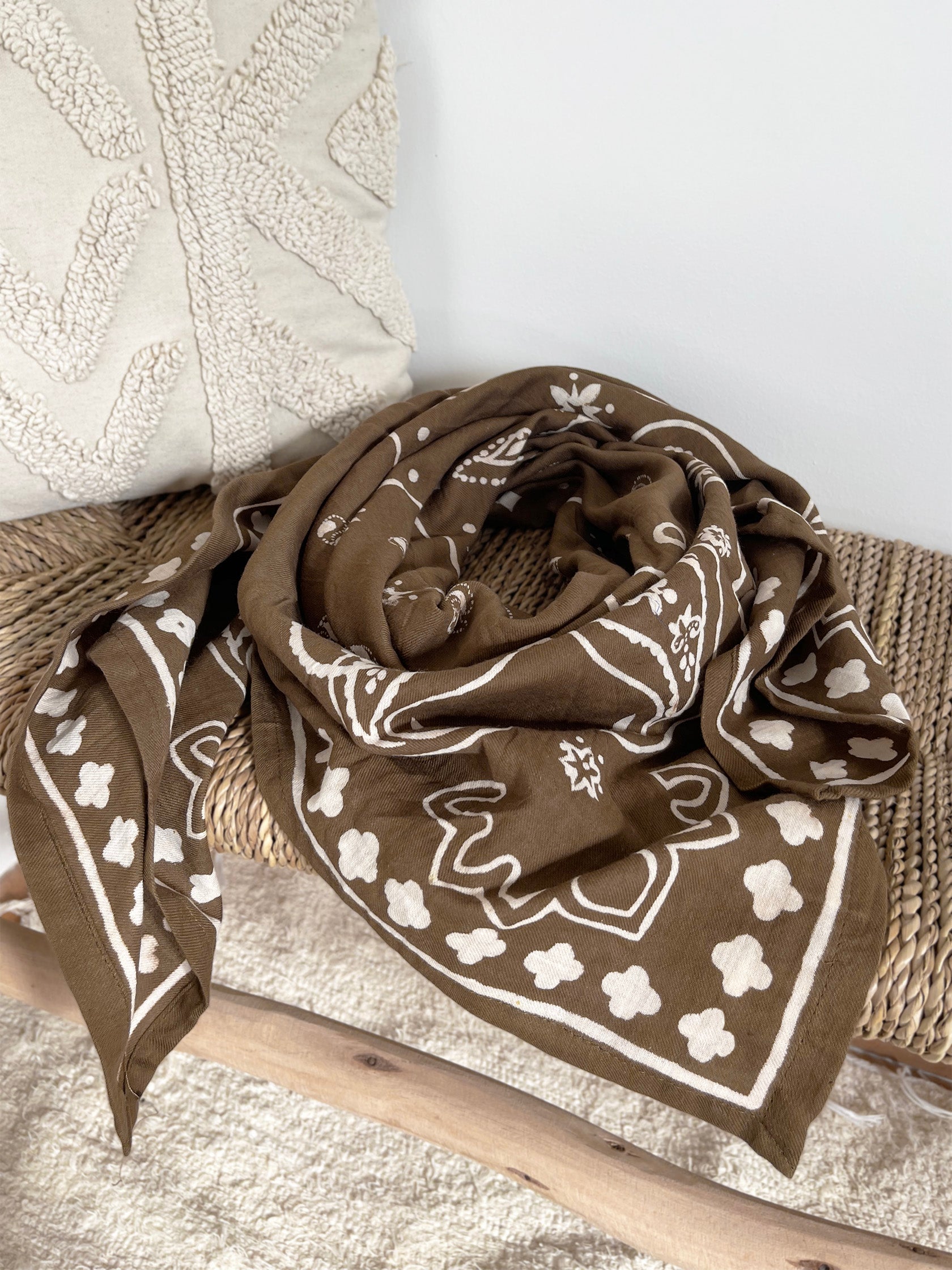 grand-foulard-en-cotton-motif-bandana-marron-milinane