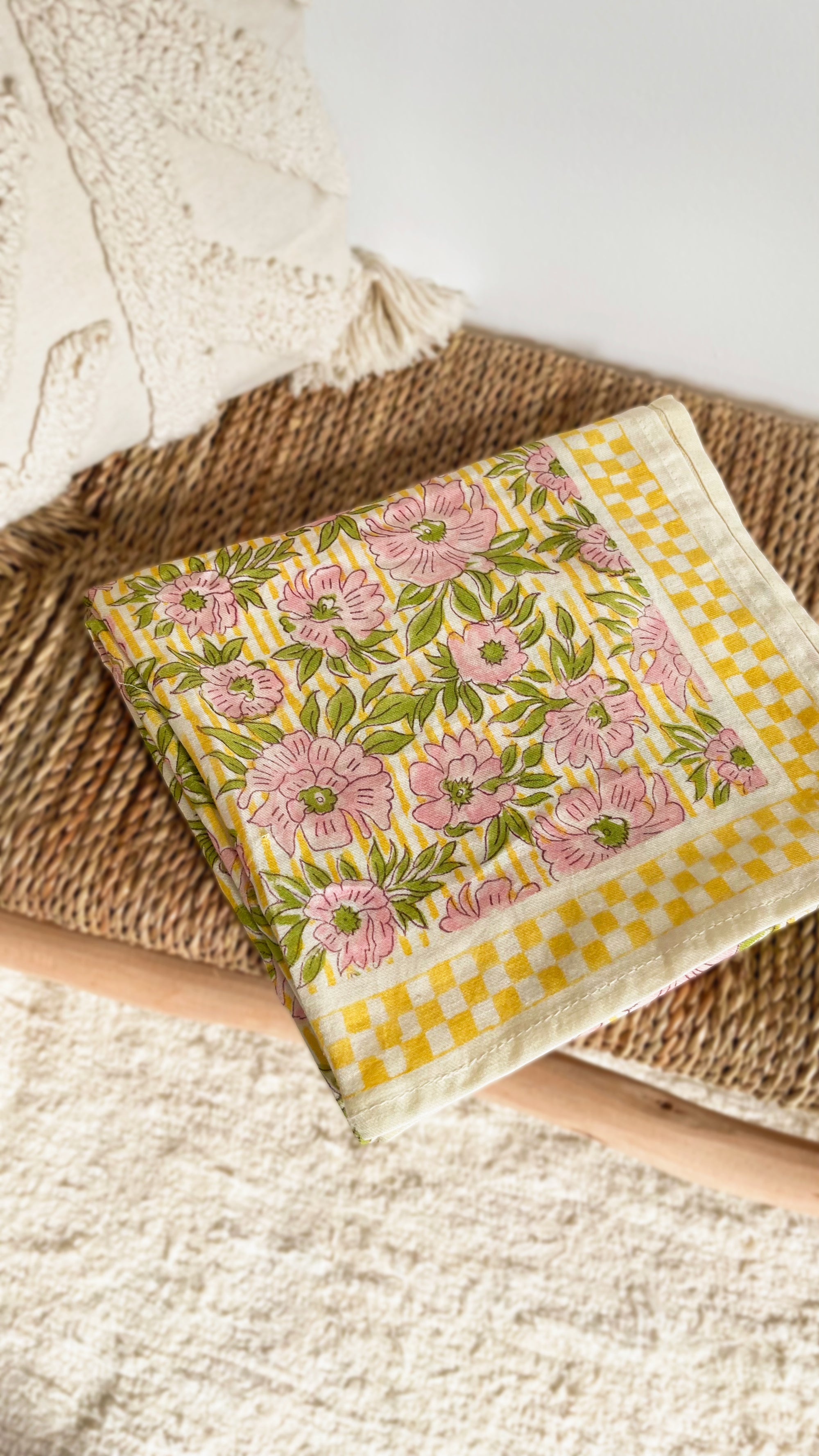 grand-foulard-en-cotton-pour-femme-motif-pivoine-fleur-jaune-damier-milinane