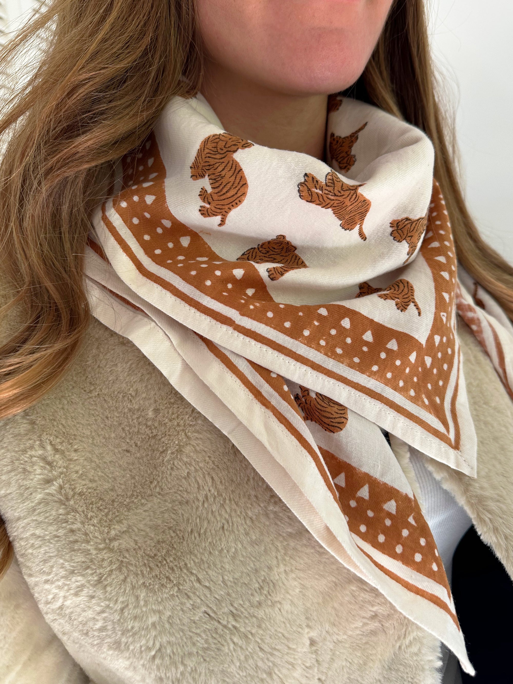 grand-foulard-motif-tigre-blanc-et-orange-milinane
