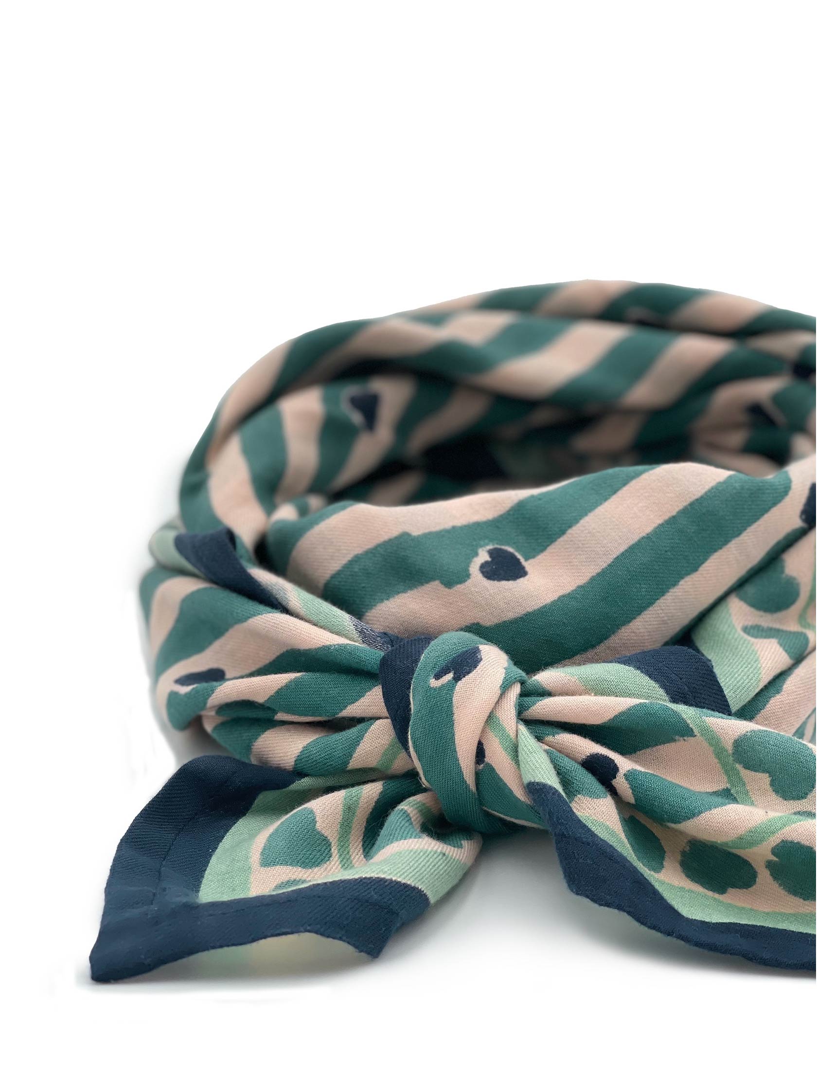 grand-petit-foulard-bleu-ecru-marine-rayures-coeurs-cote-milinane