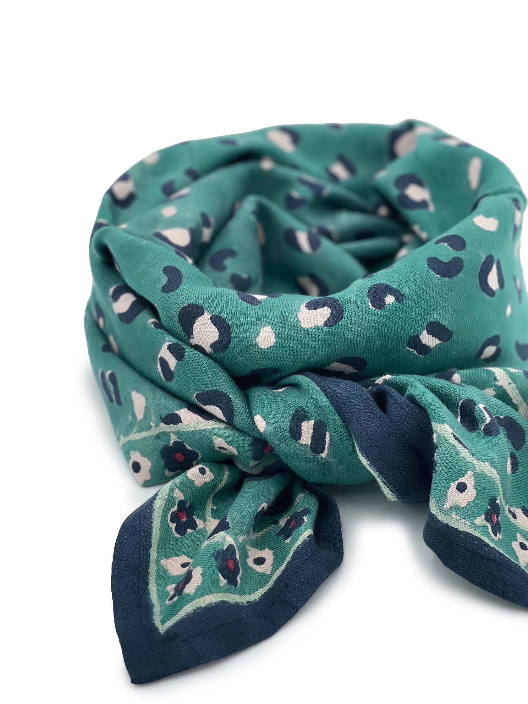 grand-petit-foulard-bleu-vert-bleu-marine-leopard-fleurs-cote-milinane