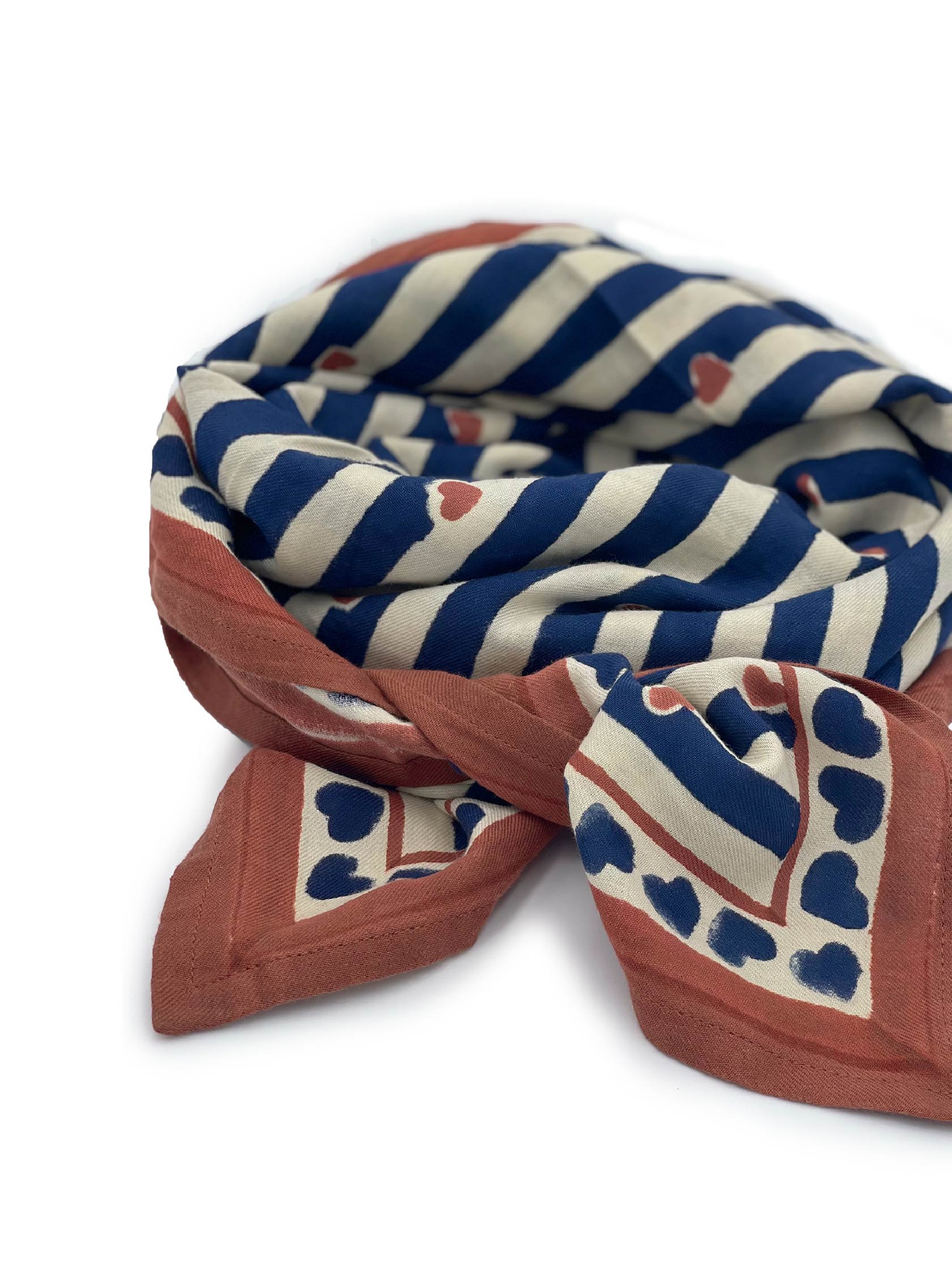 grand-petit-foulard-brique-ecru-bleu-marine-rayures-coeurs-cote-milinane