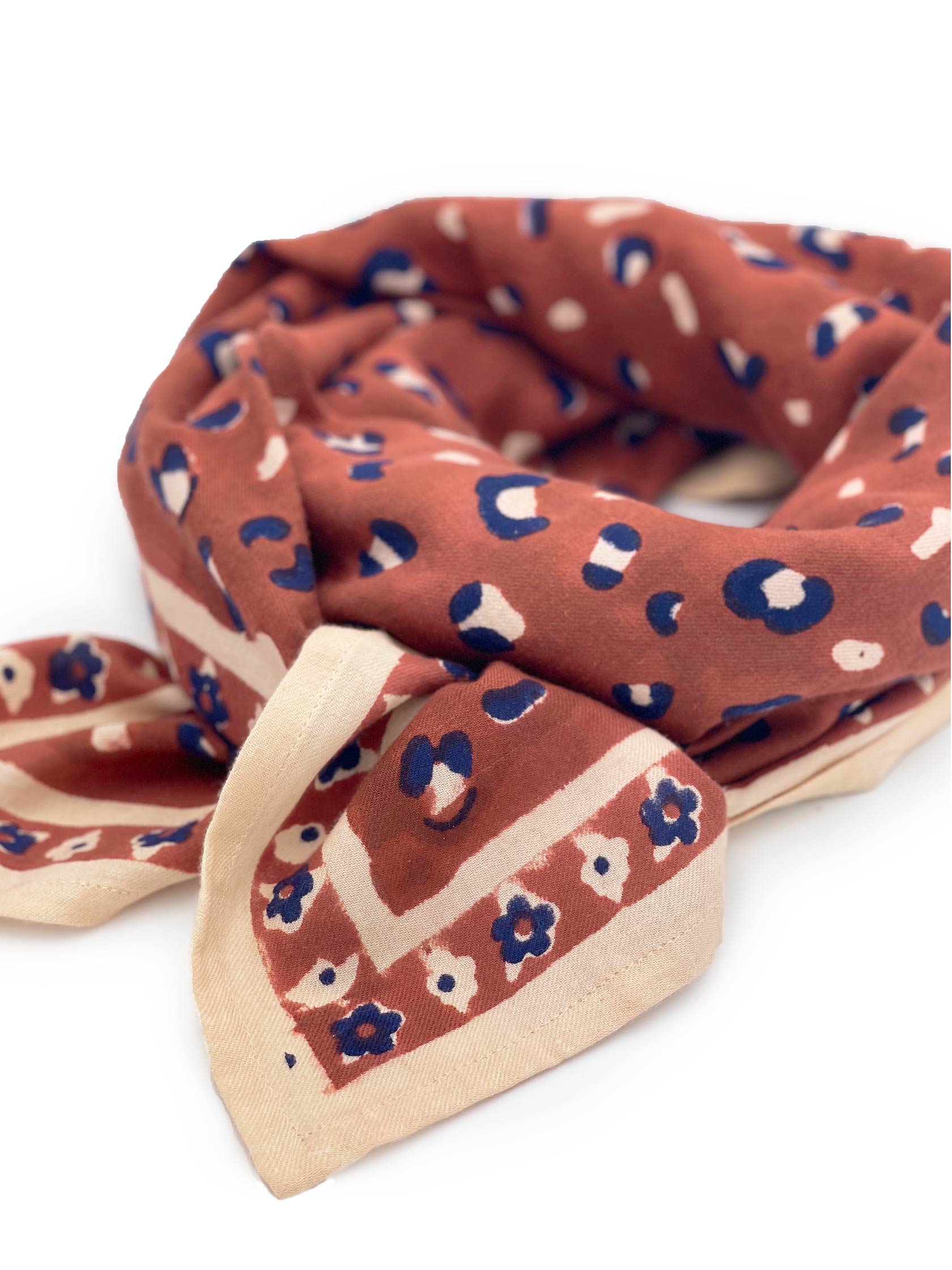 grand-petit-foulard-peche-brique-bleu-marine-leopard-fleurs-cote-milinane