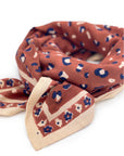 grand-petit-foulard-peche-brique-bleu-marine-leopard-fleurs-cote-milinane