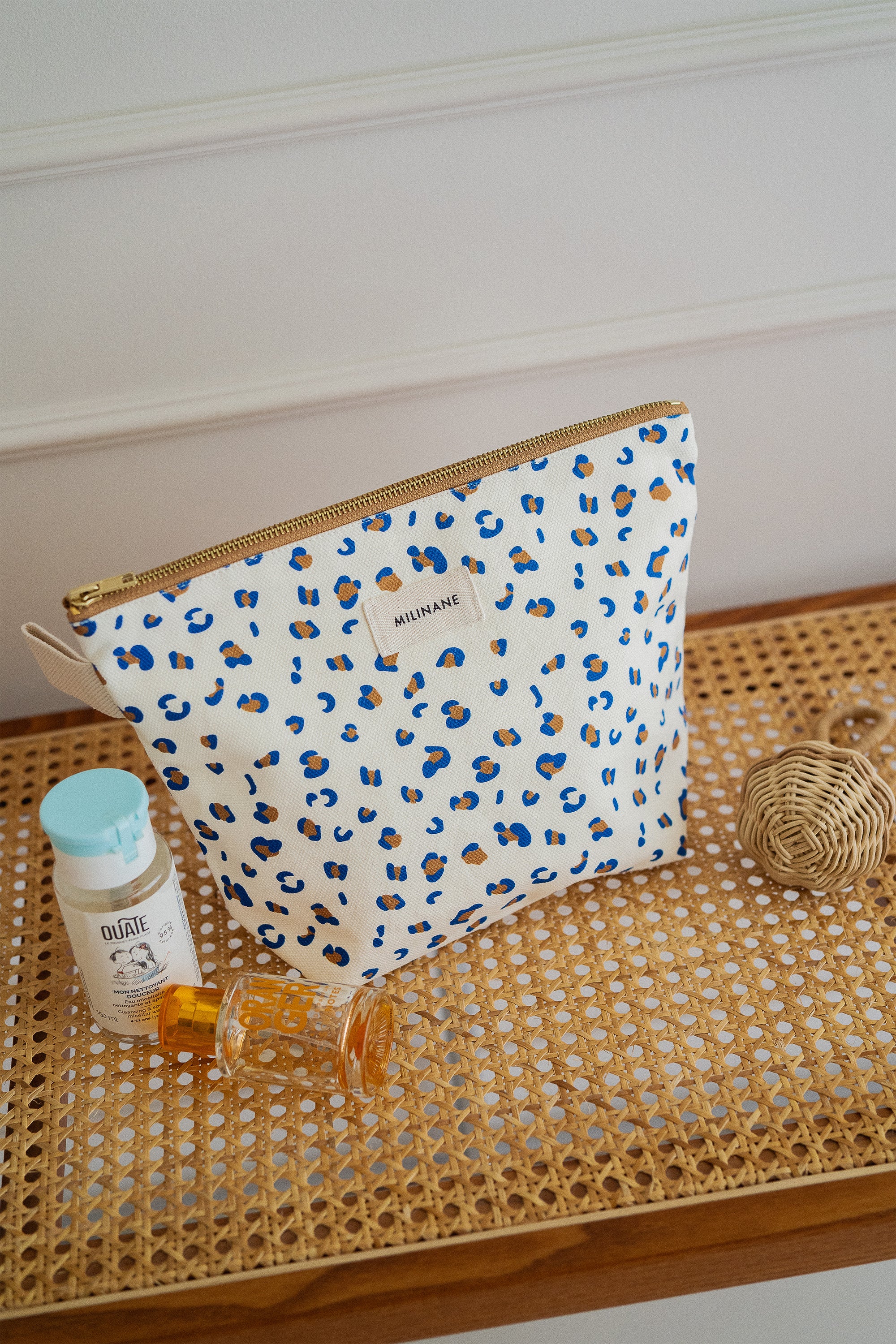 grande-trousse-de-toilette-jeannette-motif-graou-leopard-bleu-milinane