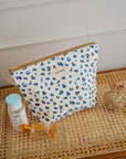 grande-trousse-de-toilette-jeannette-motif-graou-leopard-bleu-milinane