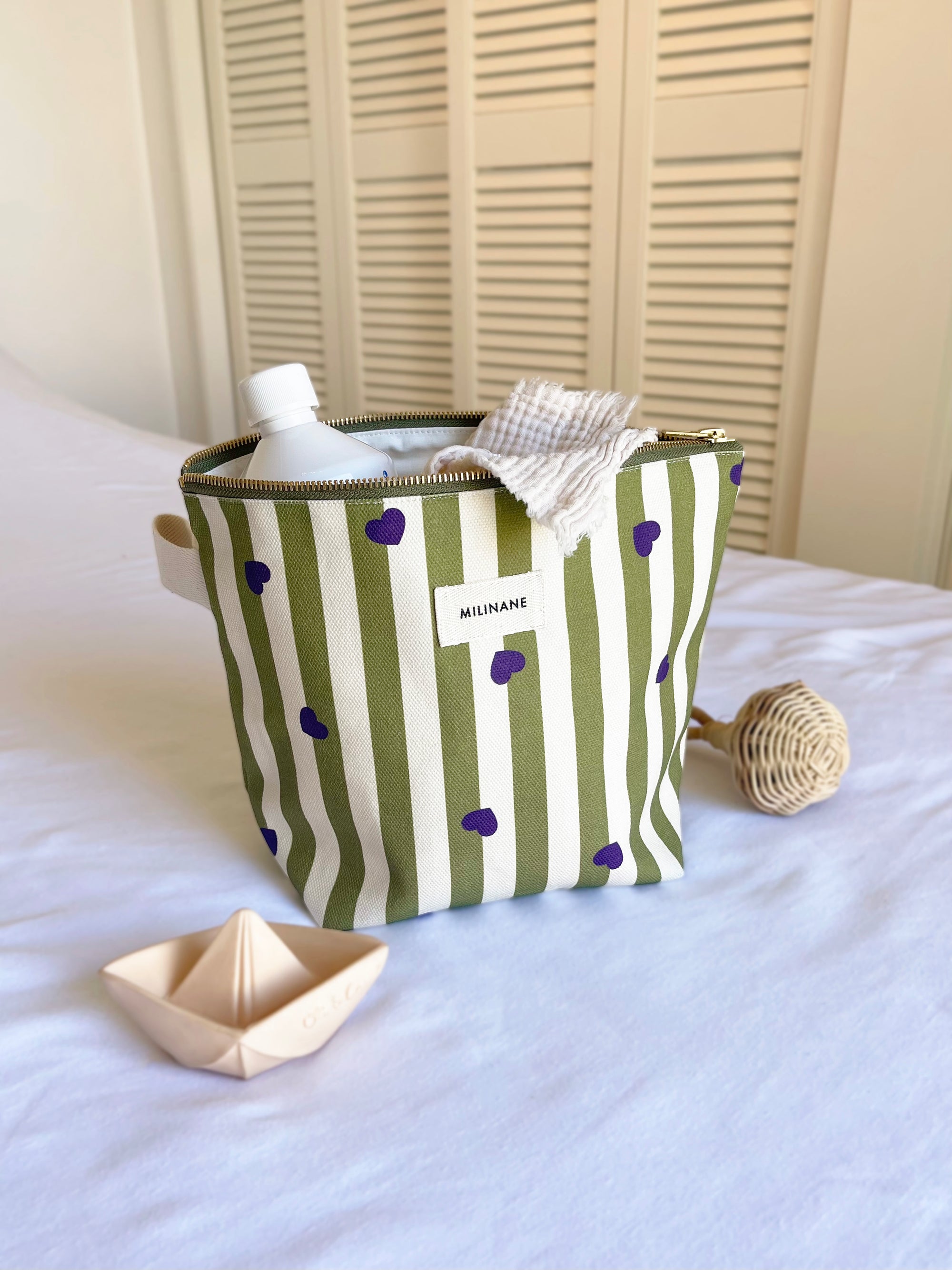 grande-trousse-de-toilette-pour-femme-et-enfant-motif-rayure-coeur-violet-vert-milinane