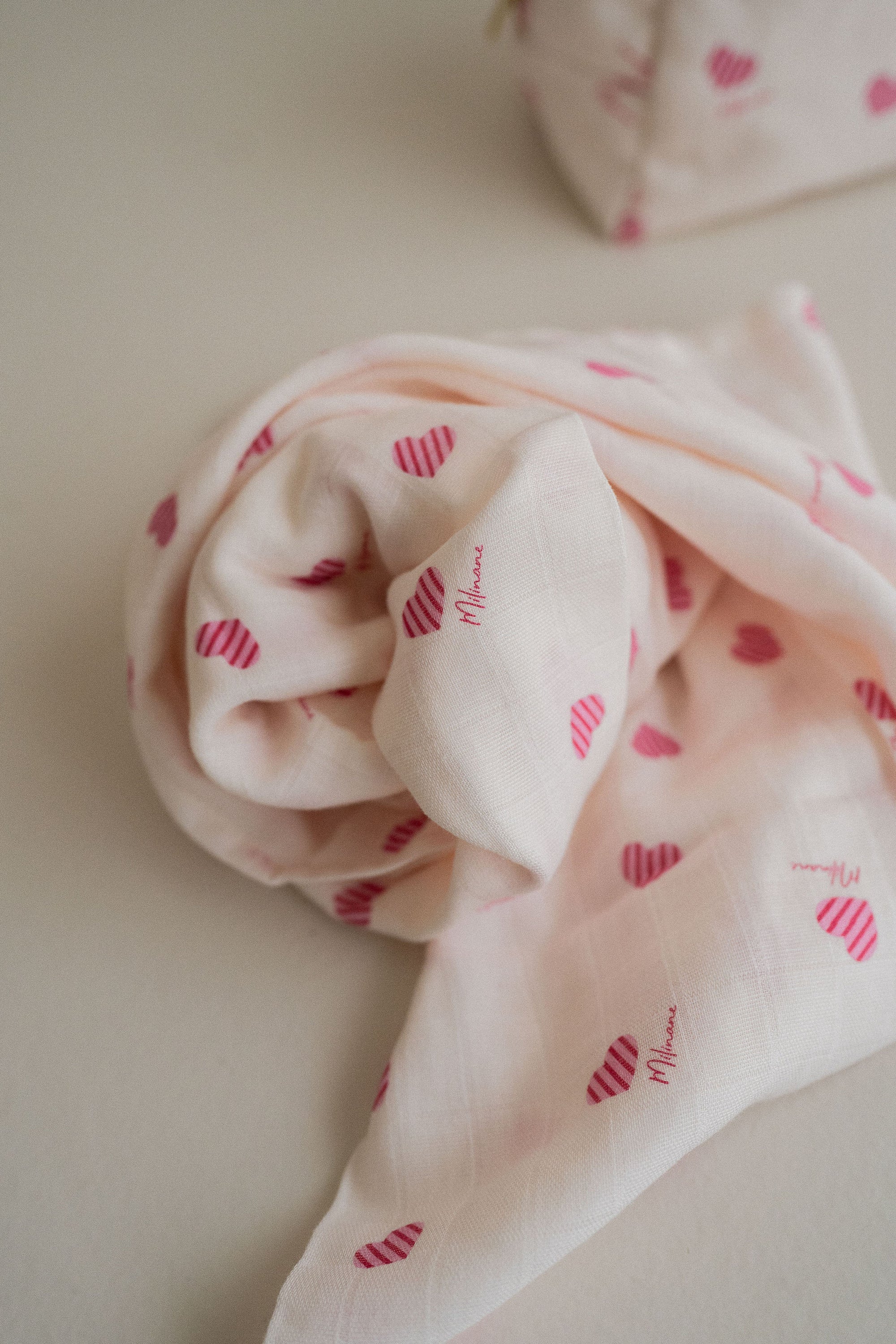 lot-de-2-langes-gaspard-sweetheart-coeurs-rayures-rose-bebe-milinane