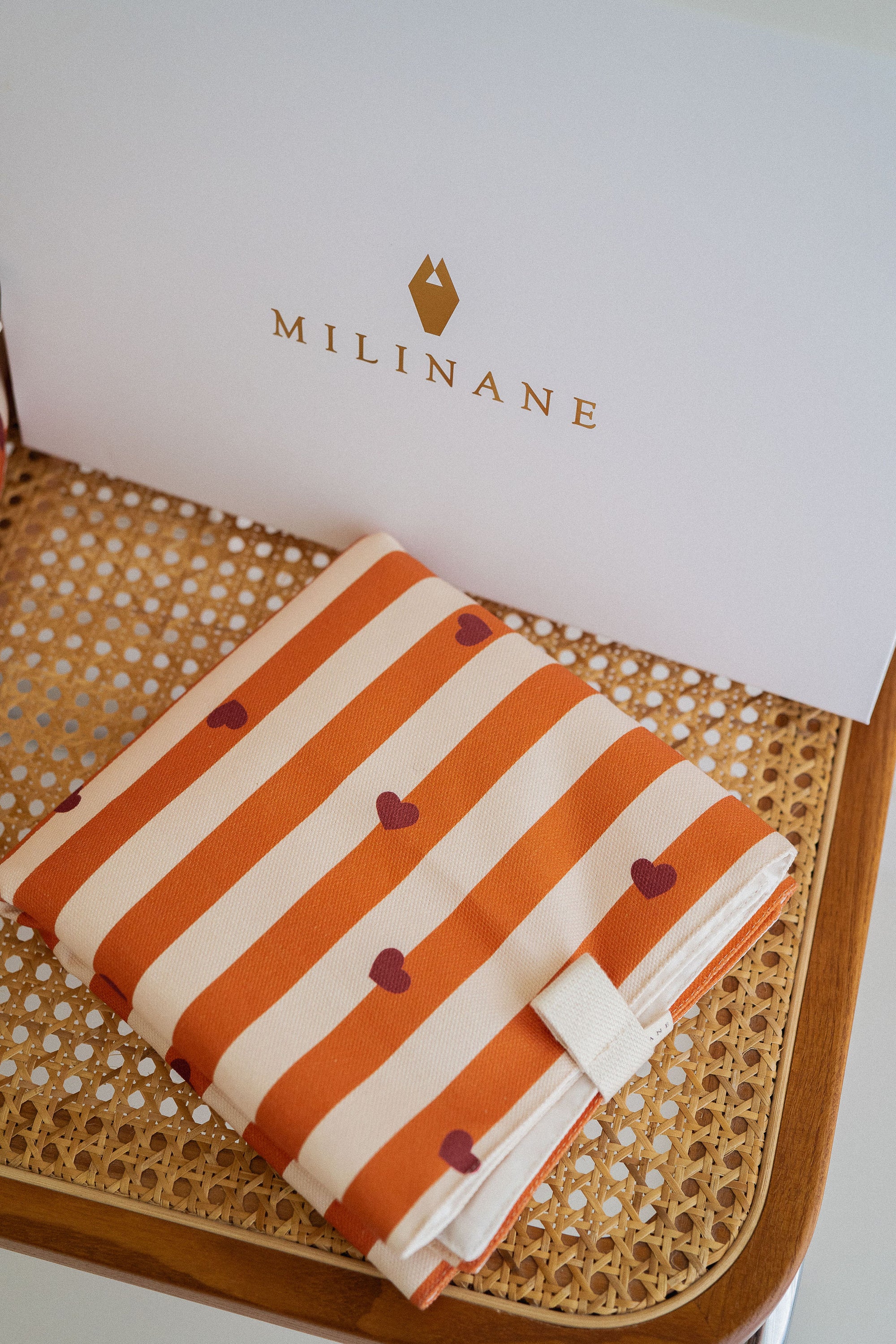 matelas-a-langer-nomade-pour-bebe-motif-caramel-rayure-orange-coeur-bordeau-milinane