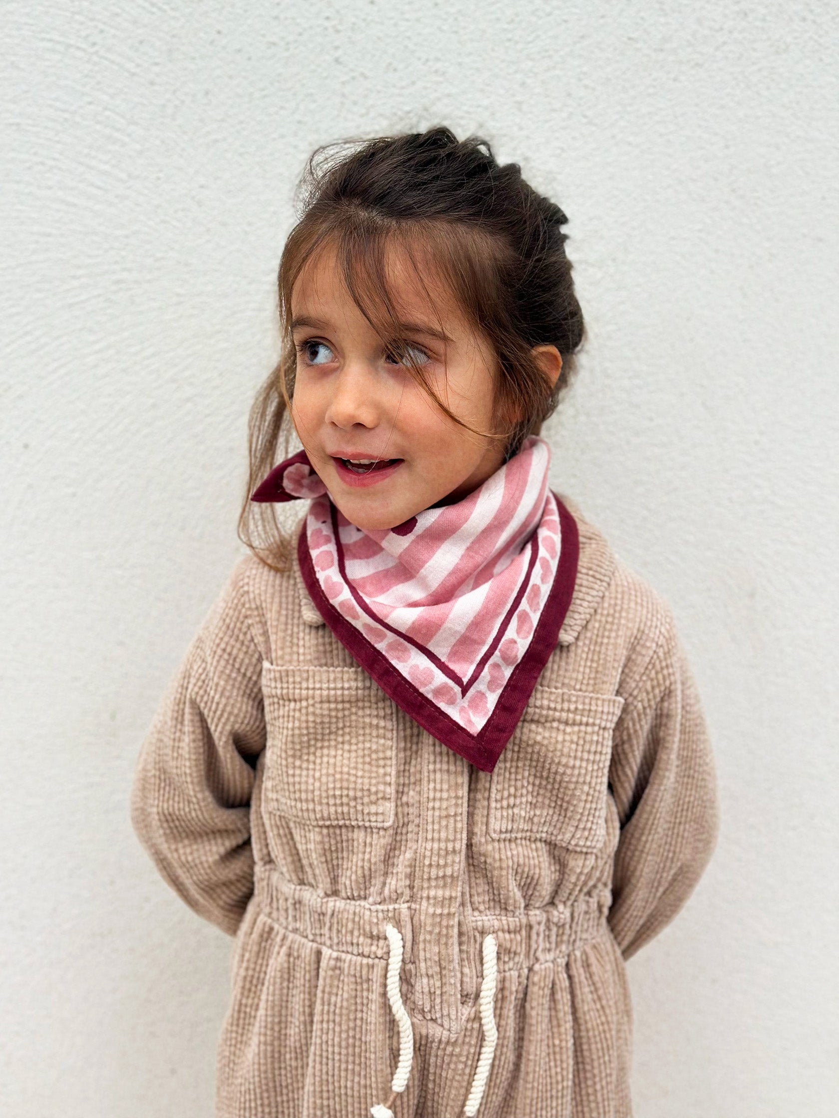 petit-foulard-candy-cane-rayures-rose-blanc-enfant-porte-milinane