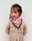 petit-foulard-candy-cane-rayures-rose-blanc-enfant-porte-milinane