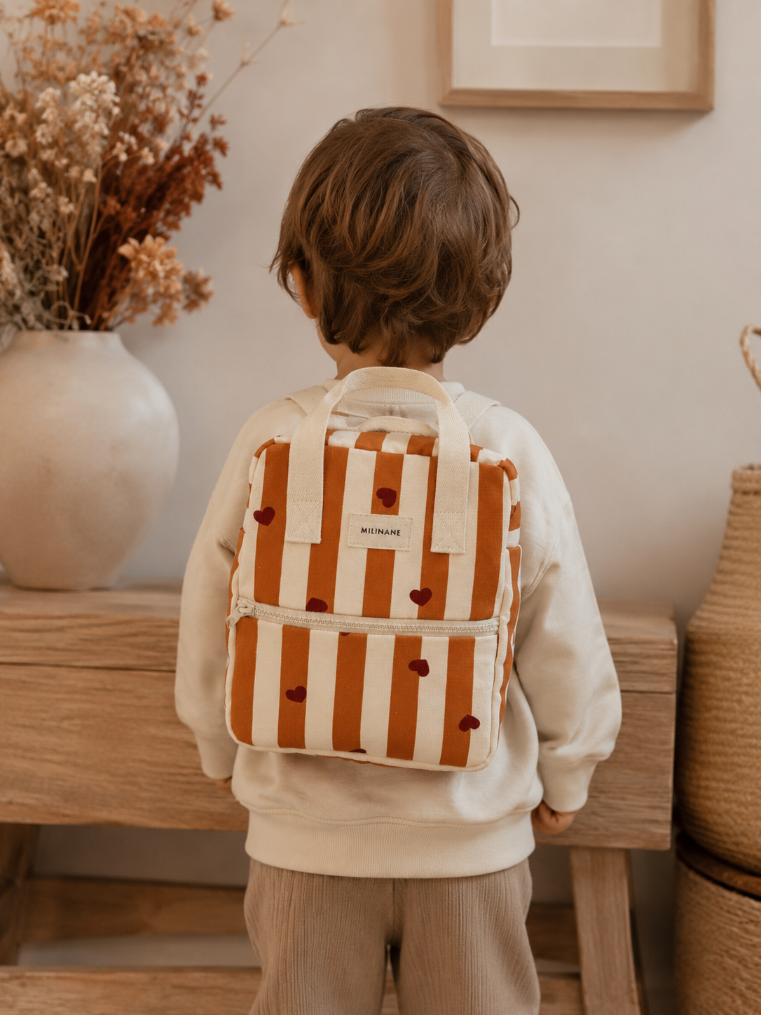 petit-sac-a-dos-noe-a-motif-rayures-coeurs-orange-terracotta-bordeaux-caramel-enfant-maternelle-ambiance-milinane