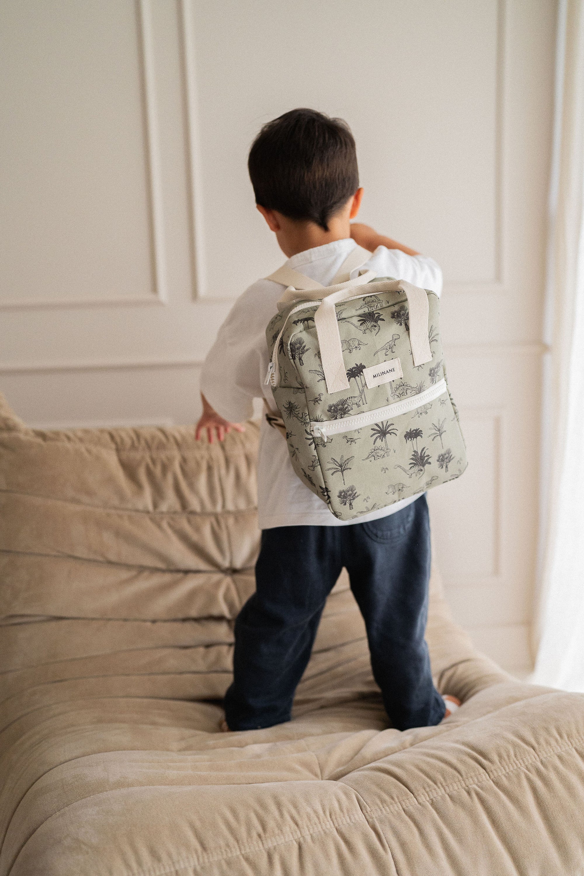 petit-sac-a-dos-pour-maternelle-enfant-motif-dinosaure-gris-personnalisable-milinane