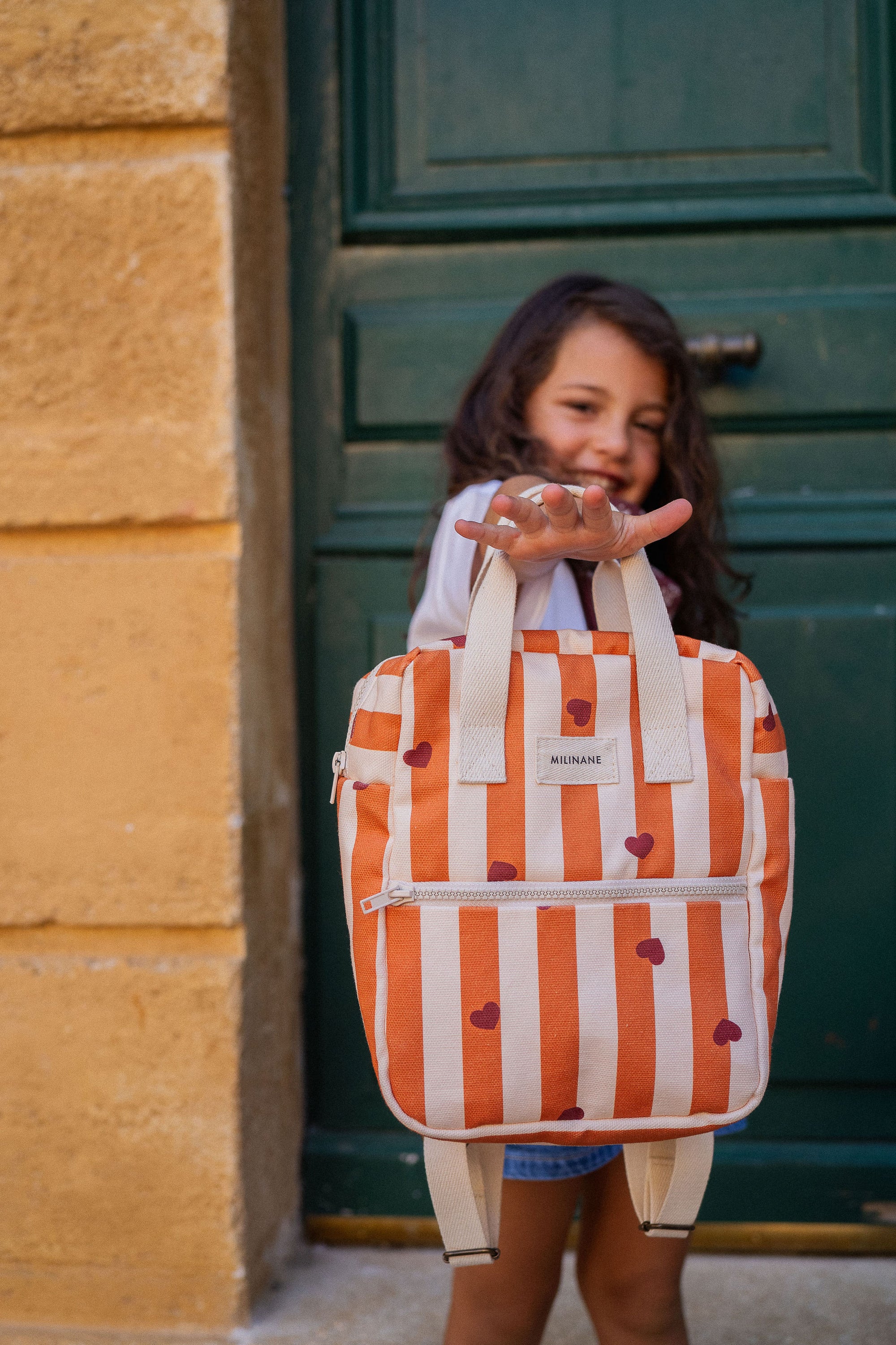 petit-sac-a-dos-pour-maternelle-rayures-orange-et-coeur-bordeaux-milinane