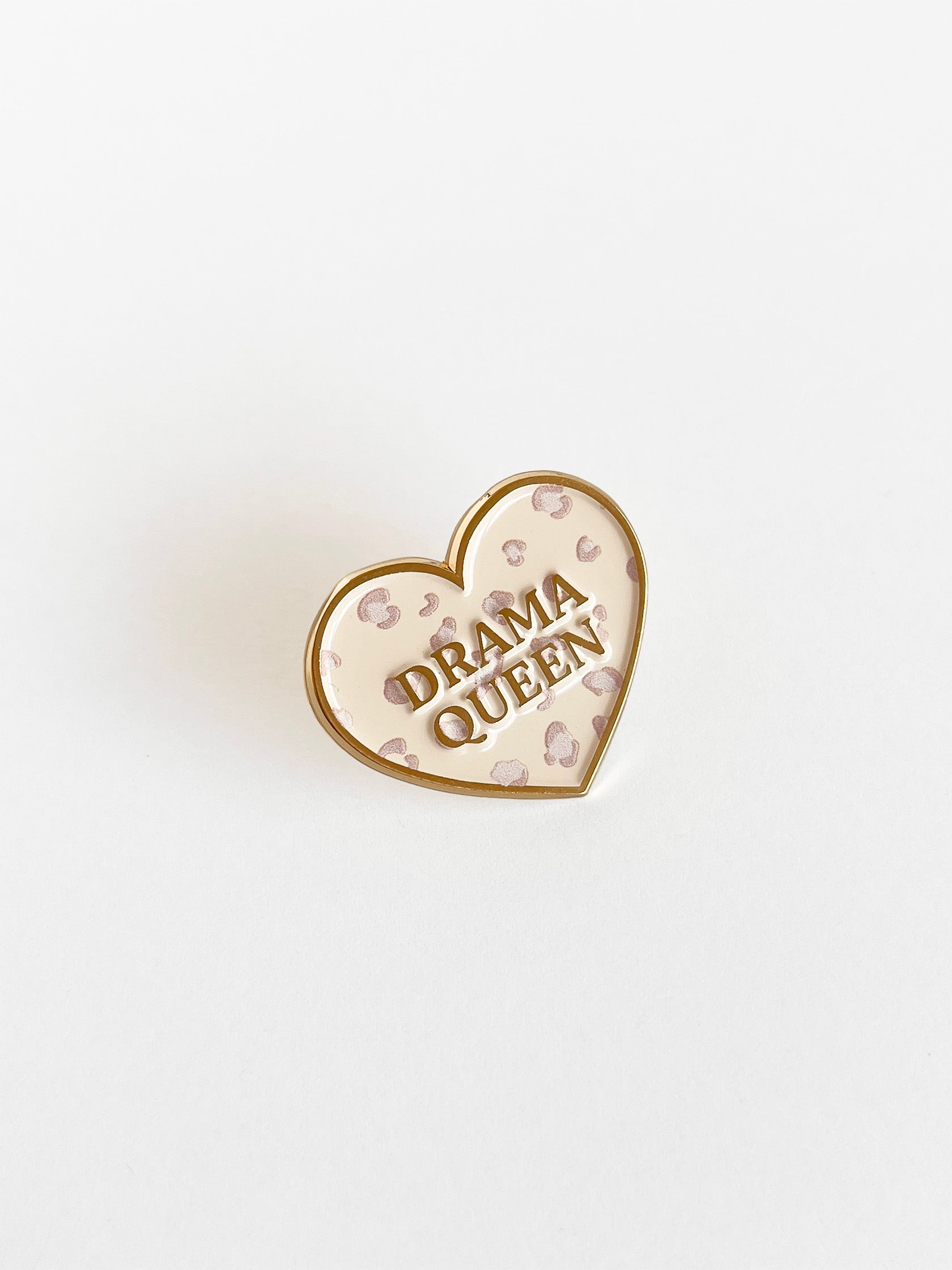 pins-en-metal-dore-pour-enfant-drama-queen-leopard-rose-coeur-milinane