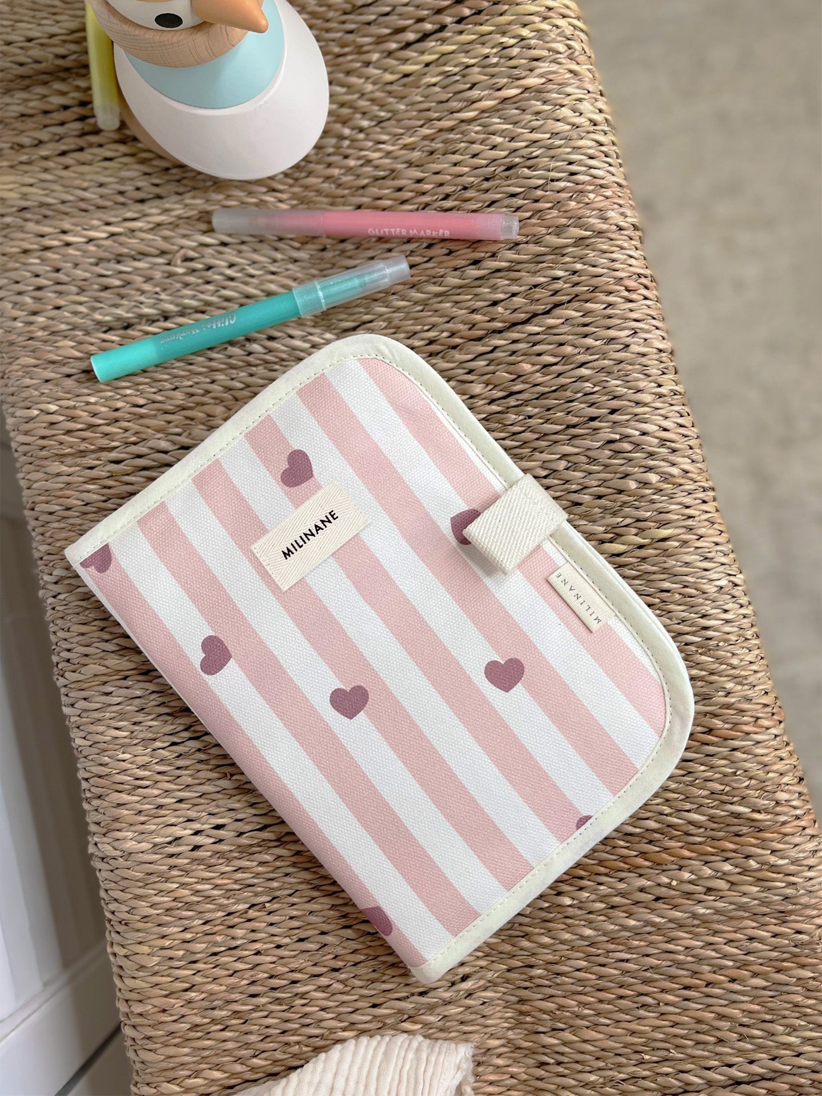 protege-carnet-de-sante-bebe-cadeau-de-naissance-maman-edgar-candy-cane-coeurs-rayures-rose-milinane-ambiance-2
