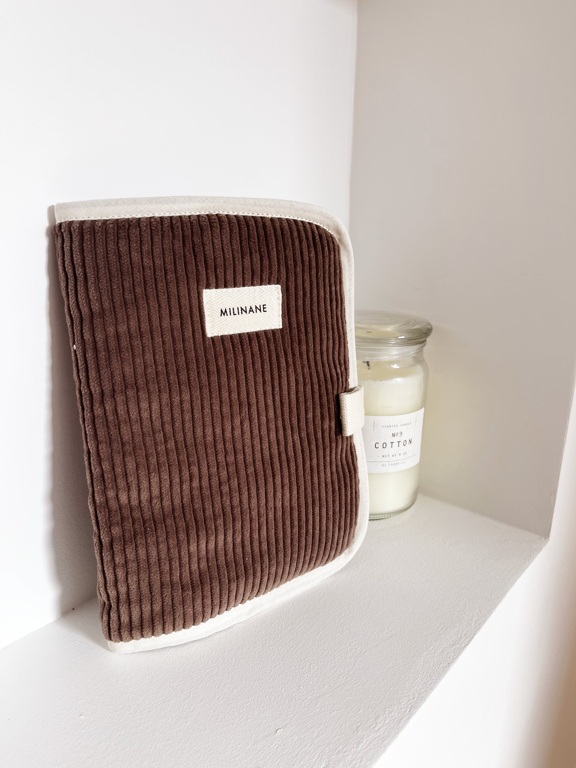 protege-carnet-de-sante-bebe-cadeau-naissance-velours-cotele-marron-chocolat-ambiance-milinane