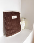 protege-carnet-de-sante-bebe-cadeau-naissance-velours-cotele-marron-chocolat-ambiance-milinane