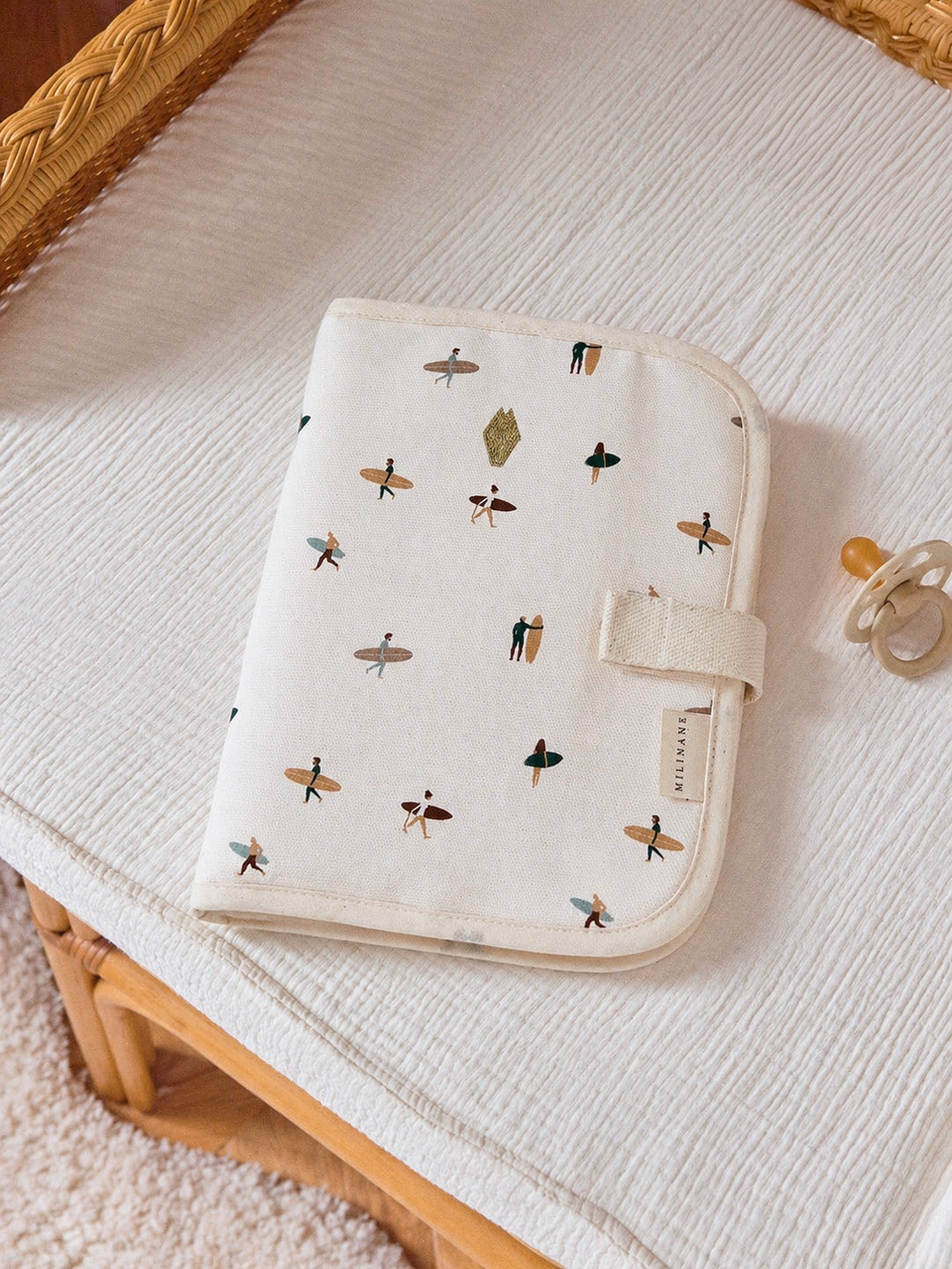 protege-carnet-de-sante-bebe-motif-surfer-milinane
