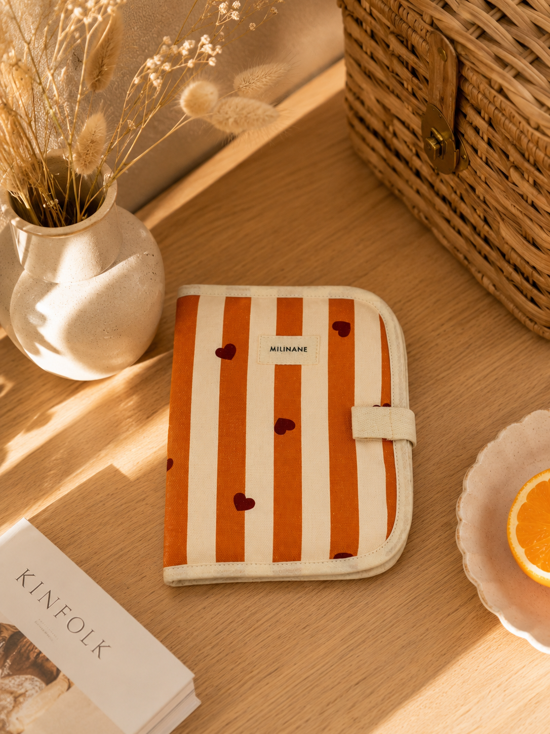 protege-carnet-de-sante-edgar-bebe-puericulture-naissance-cadeau-rayures-coeurs-orange-marron-bordeaux-caramel-milinane-ambiance