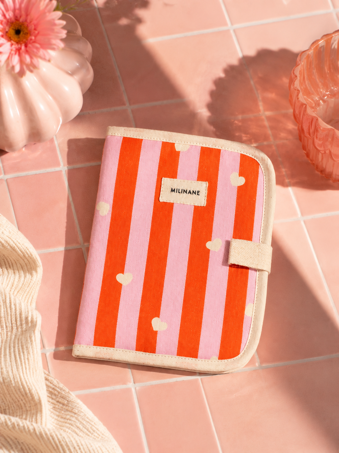 protege-carnet-de-sante-edgar-bebe-puriculture-naissance-cadeau-rayures-coeurs-rose-orange-lollipop-ambiance-milinane