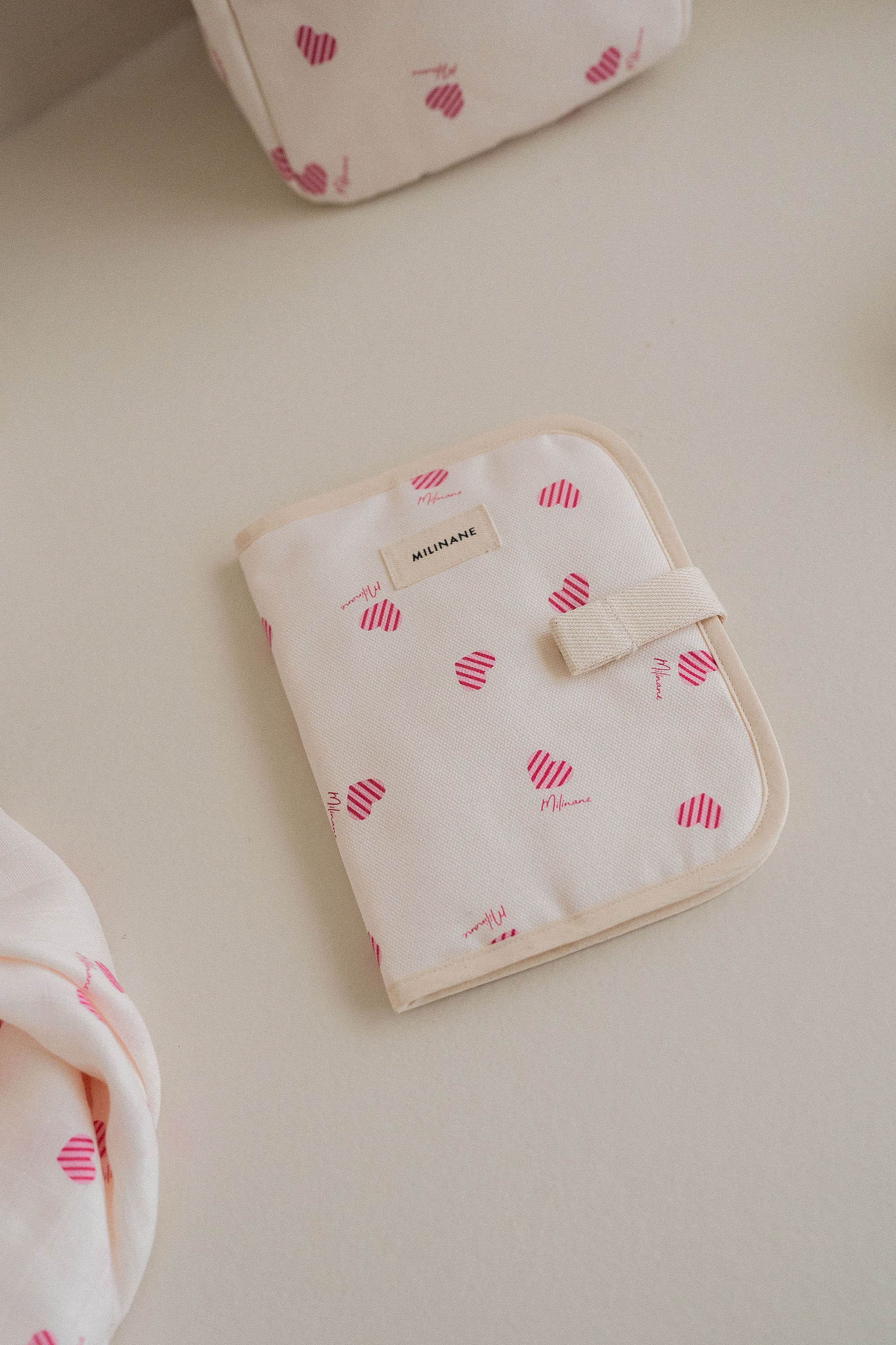 protege-carnet-de-sante-edgar-coton-oeko-tex-bebe-sweetheart-cadeau-naissance-coeurs-rayures-rose-blanc-milinane