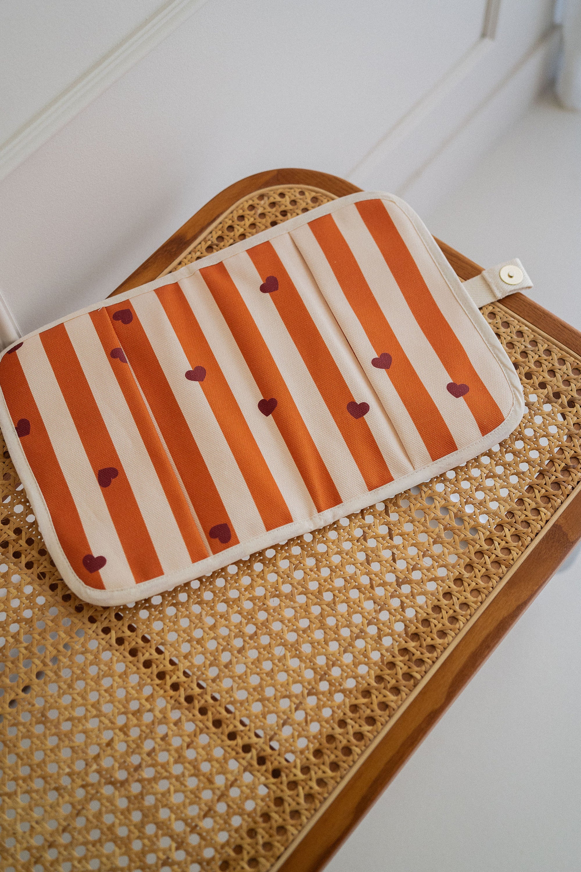 protege-carnet-de-sante-edgar-pour-bebe-rayure-orange-coeur-bordeau-motif-caramel-milinane