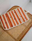 protege-carnet-de-sante-edgar-pour-bebe-rayure-orange-coeur-bordeau-motif-caramel-milinane