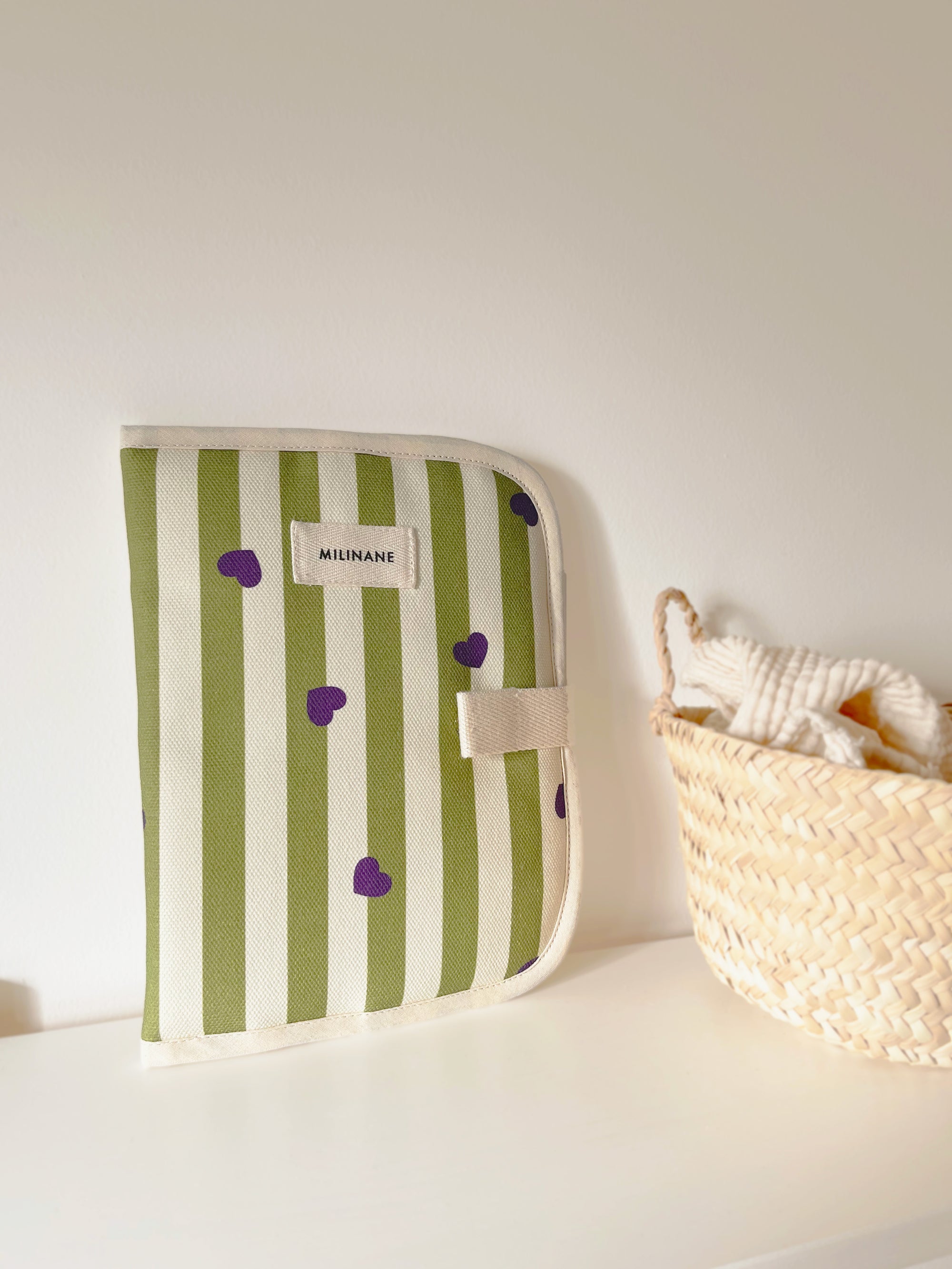 protege-carnet-de-sante-edgar-stripe-and-love-rayures-coeurs-vert-violet-blanc-bebe-cadeau-maternite-ambiance