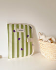 protege-carnet-de-sante-edgar-stripe-and-love-rayures-coeurs-vert-violet-blanc-bebe-cadeau-maternite-ambiance