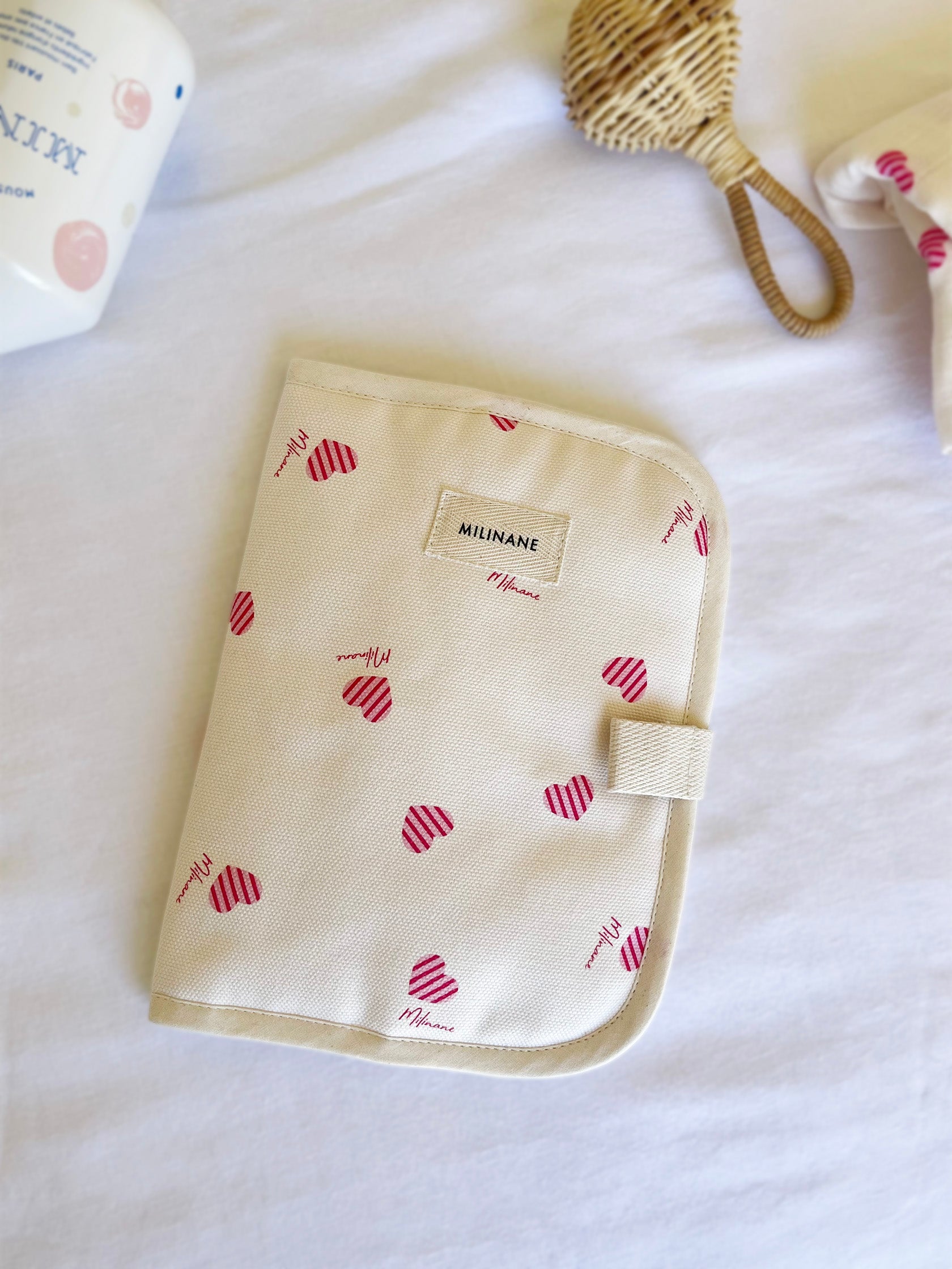 protege-carnet-de-sante-edgar-sweetheart-coeurs-rayures-rose-rouge-cadeau-naissance-bebe-maternite-ambiance-milinane