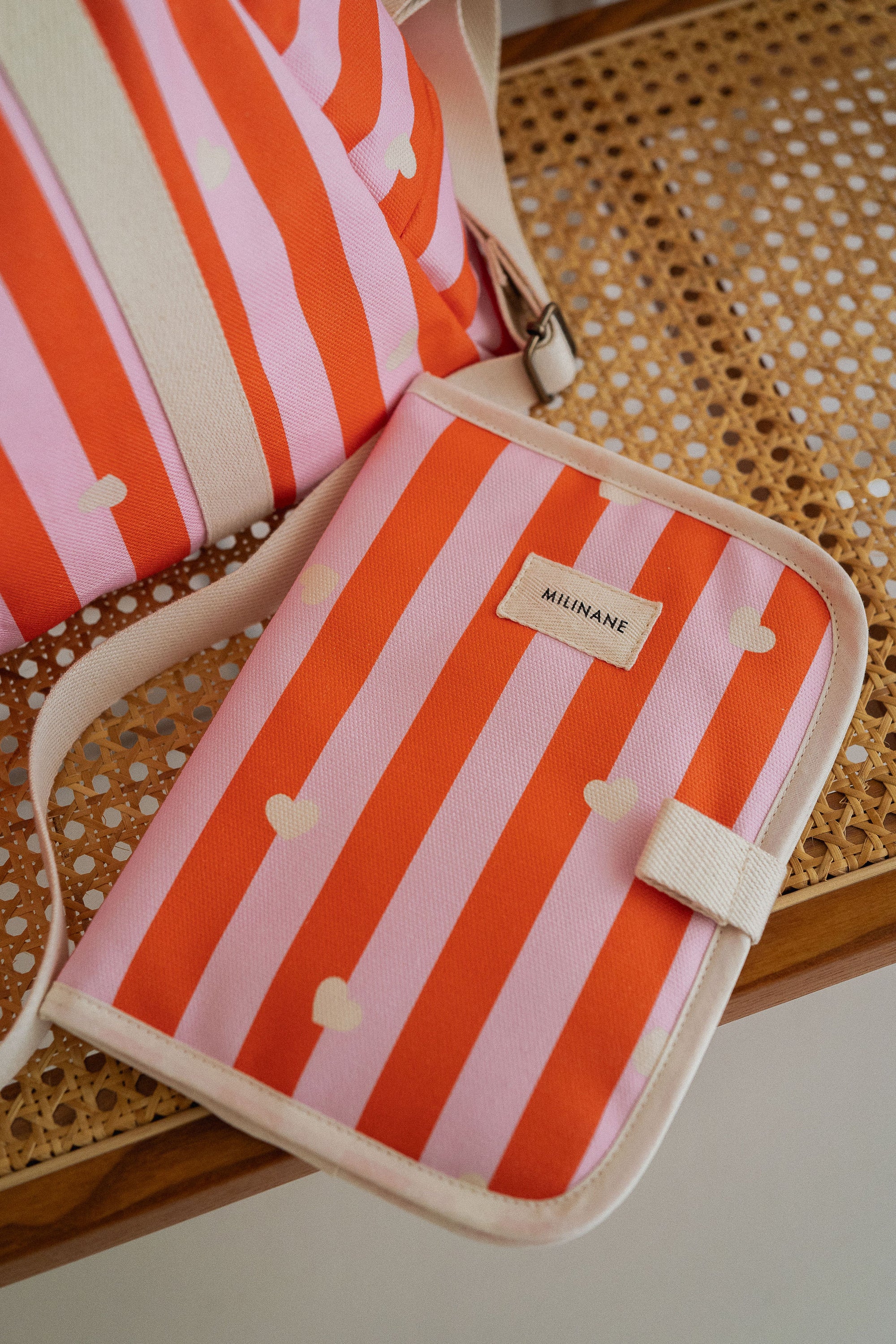 protege-carnet-de-sante-milinane-pour-bebe-motif-lollipop-rayure-orange-et-rose-coeur-blanc
