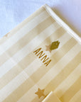 protege-carnet-de-sante-personnalise-avec-prenom-motif-etoile-et-rayure-beige-milinane