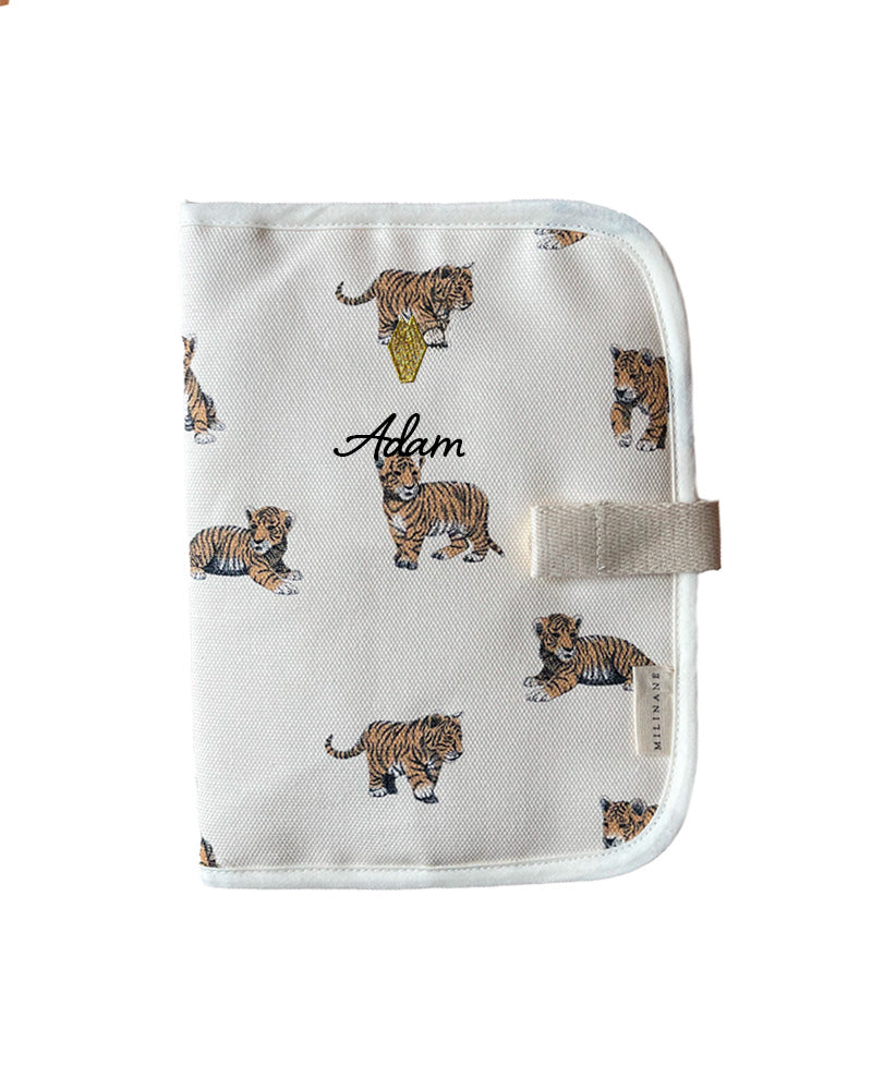 protege-carnet-de-sante-personnalise-motif-tigre-pour-bebe-milinane
