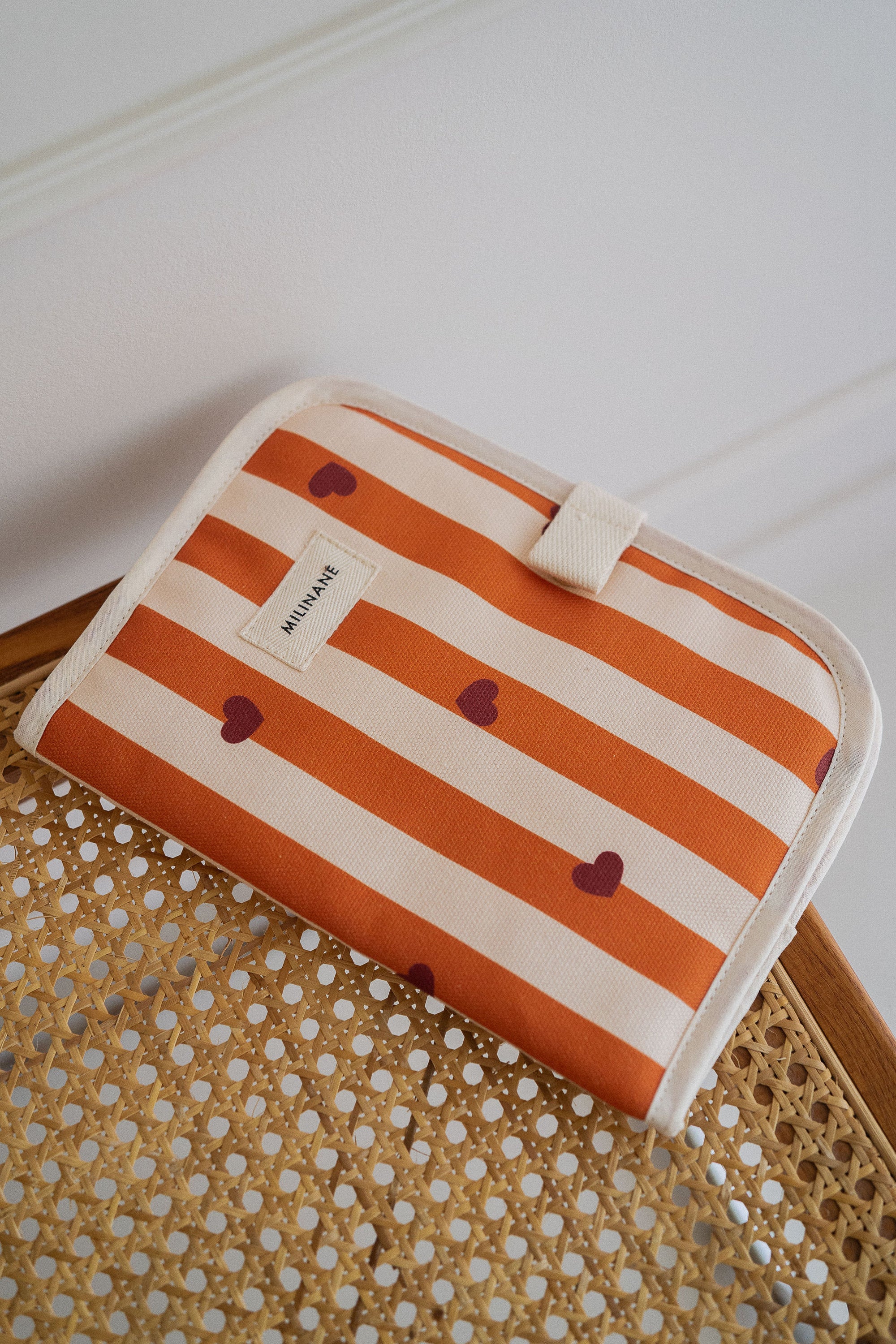 protege-carnet-de-sante-pour-bebe-motif-caramel-rayure-orange-coeur-violet-bordeau-milinane
