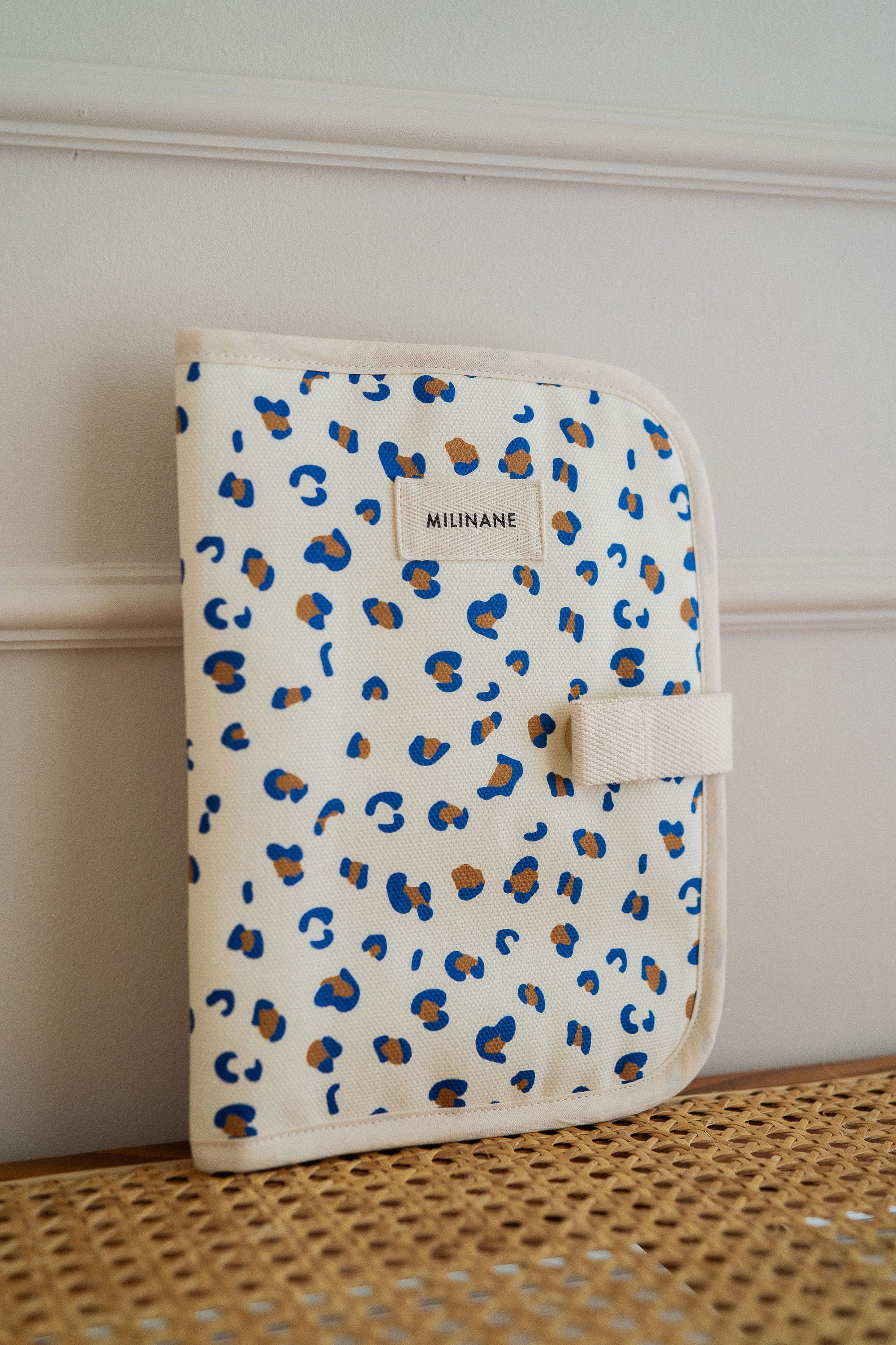protege-carnet-de-sante-pour-bebe-motif-leopard-bleu-graou-en-coton-cadeau-de-naissance-milinane