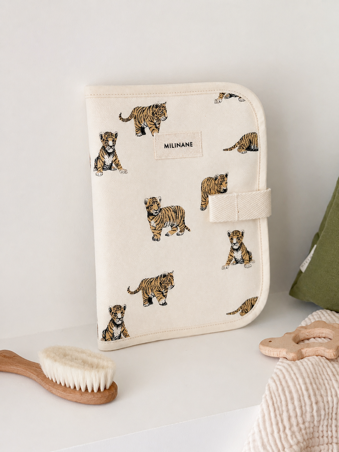 protege-carnet-de-sante-pour-bebe-motif-tigre-beige-en-coton-made-in-portugal-milinane