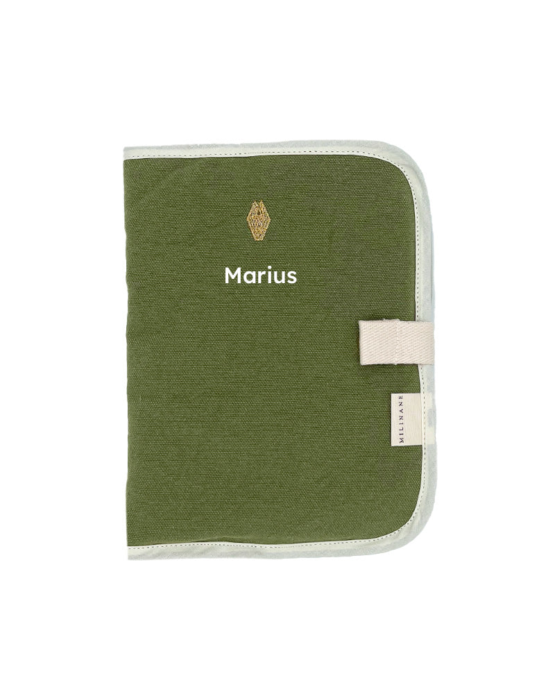 protege-carnet-de-sante-vert-olive-personnalisé-pour-bebe-avec-prenom-milinane