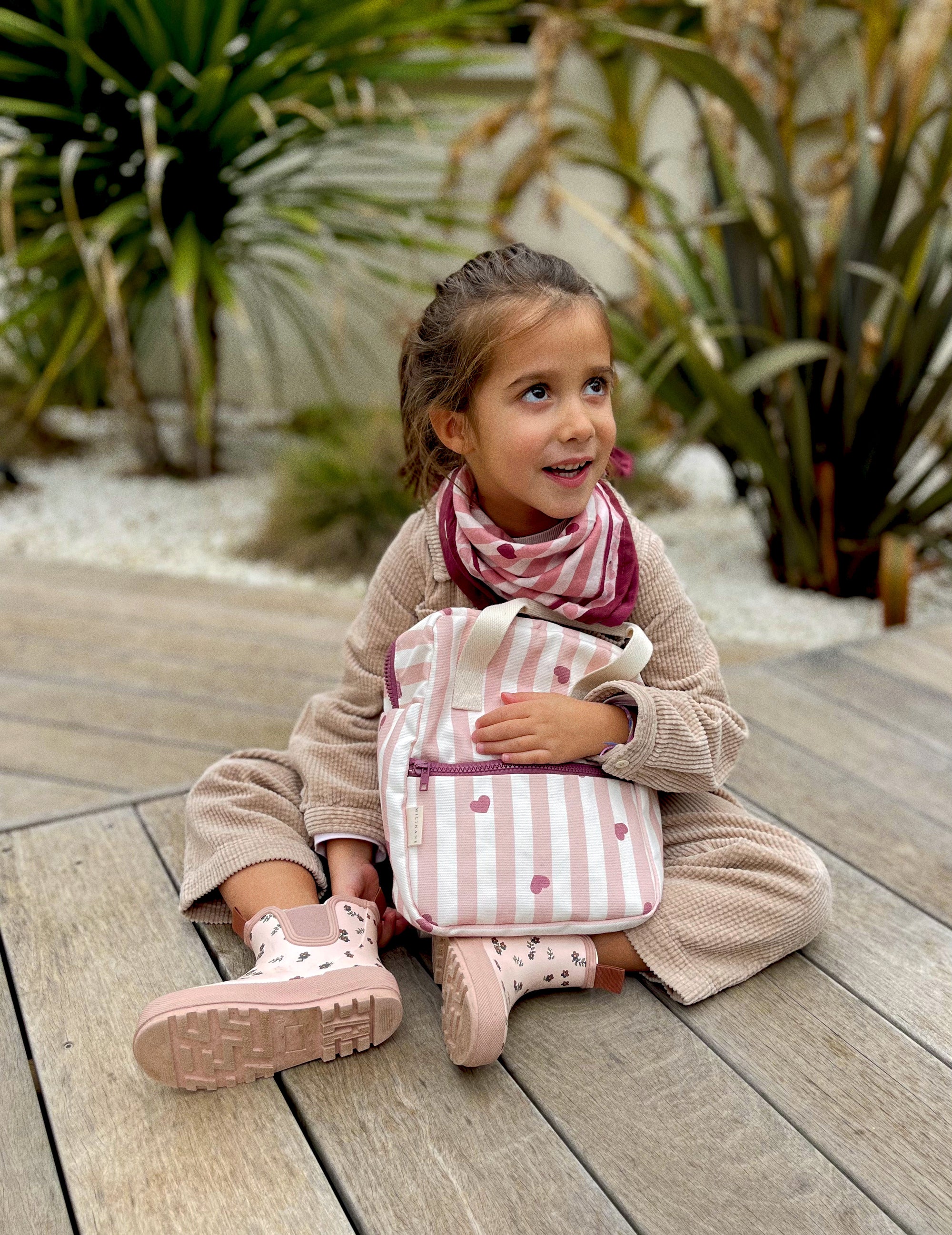 sac-a-dos-bebe-maternelle-enfant-candy-cane-rayures-coeurs-rose-assis-milinane