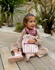 sac-a-dos-bebe-maternelle-enfant-candy-cane-rayures-coeurs-rose-assis-milinane