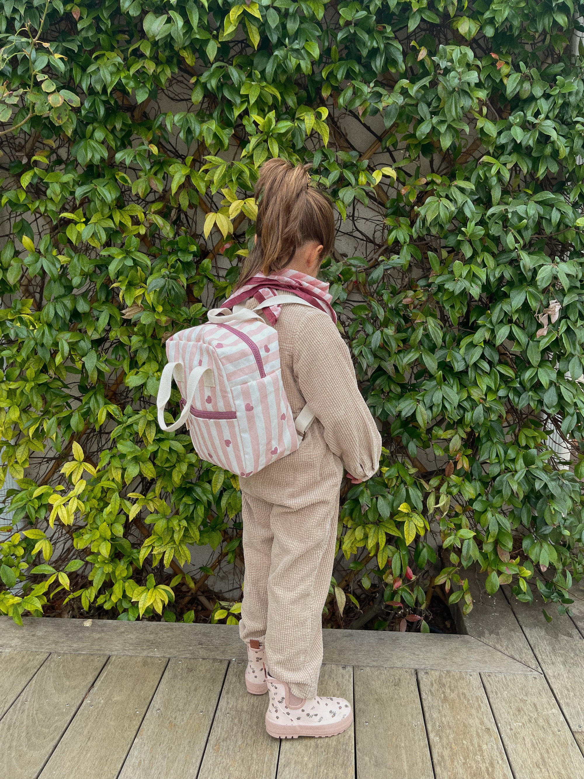 sac-a-dos-bebe-maternelle-enfant-candy-cane-rayures-coeurs-rose-porte-milinane