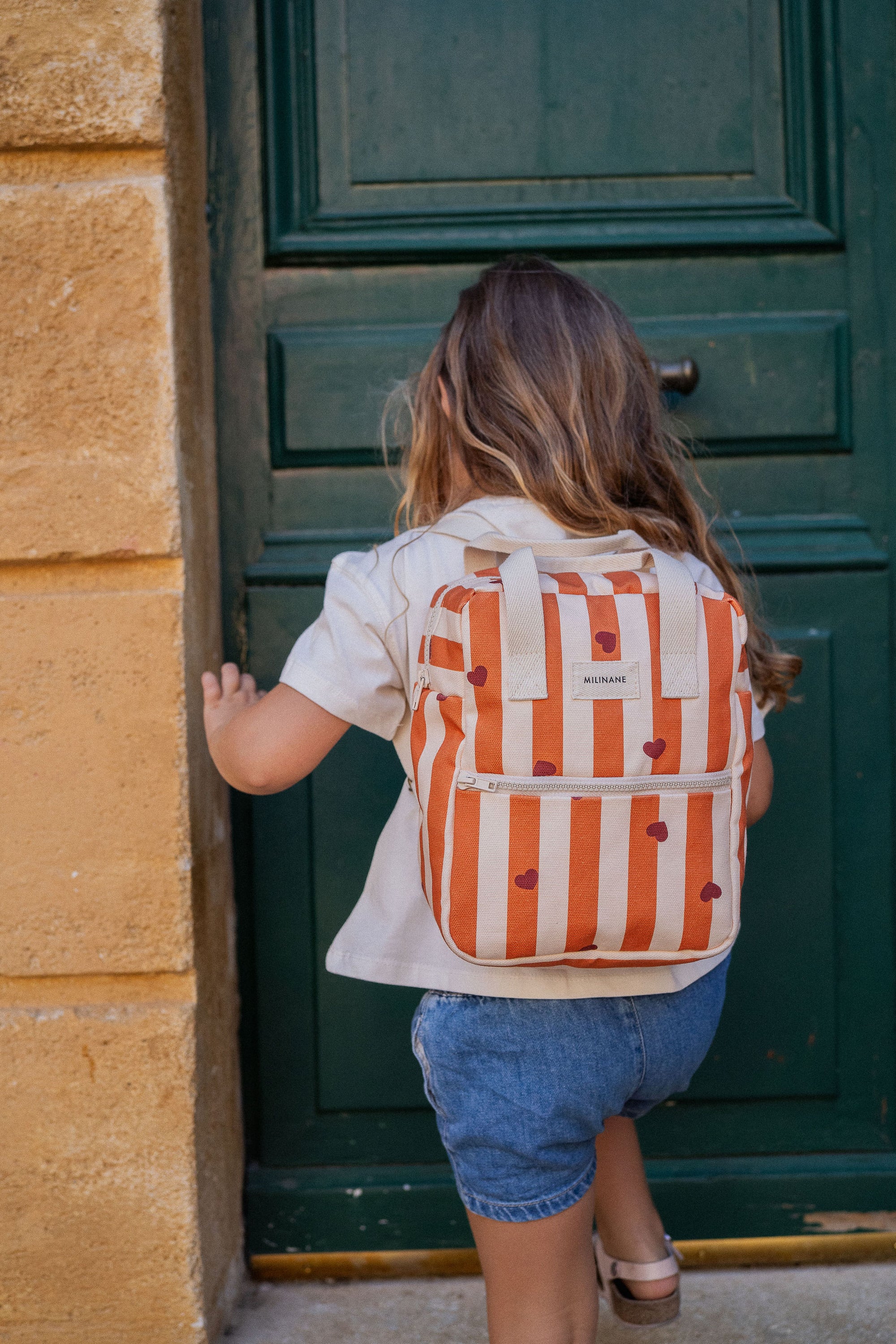 sac-a-dos-enfant-maternelle-en-coton-au-motif-caramel-rayure-orange-coeur-bordeaux-milinane