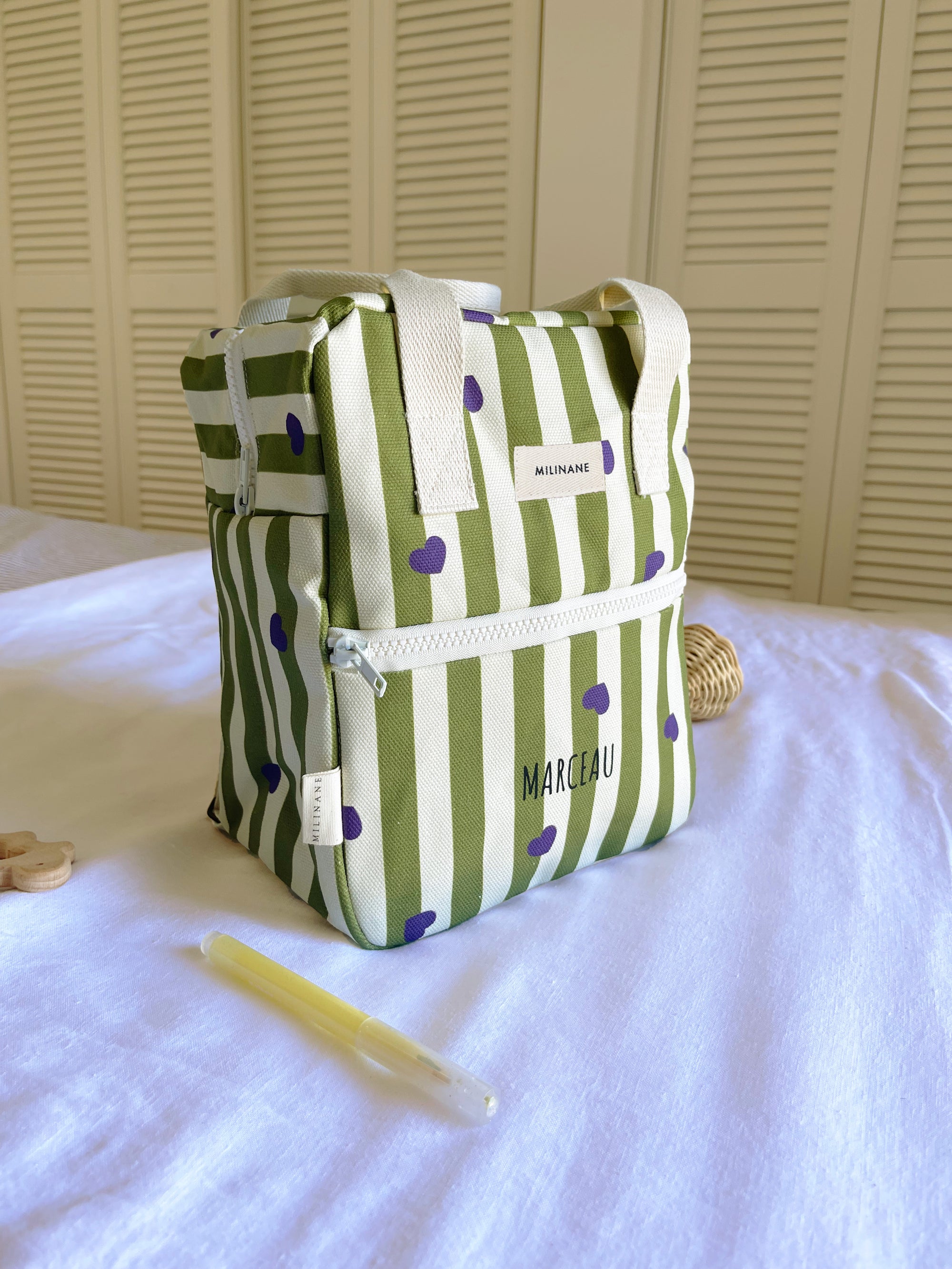 sac-a-dos-noe-stripe-and-love-maternelle-enfant-bebe-coeurs-rayures-vert-blanc-violet-ambiance-personnalisation-etiquette-milinane