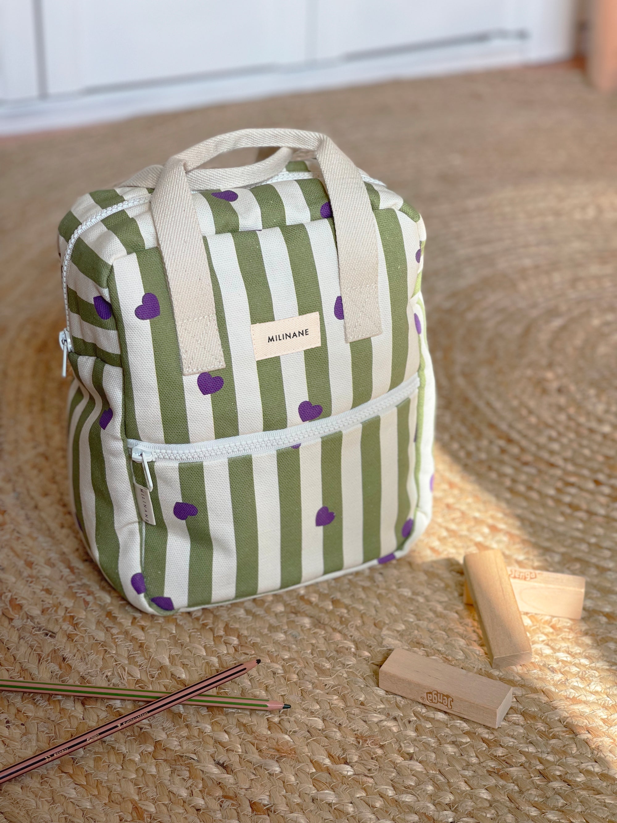 sac-a-dos-noe-stripe-and-love-maternelle-enfant-bebe-coeurs-rayures-vert-blanc-violet-etiquette-milinane