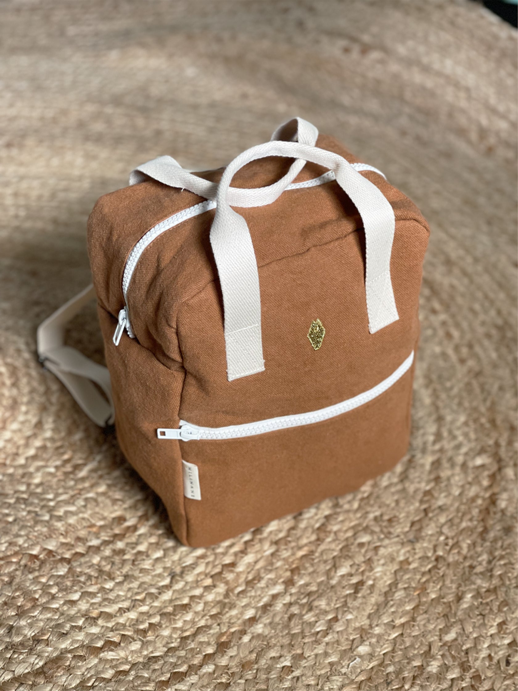 sac à dos de bébé marron pour crèche et maternelle