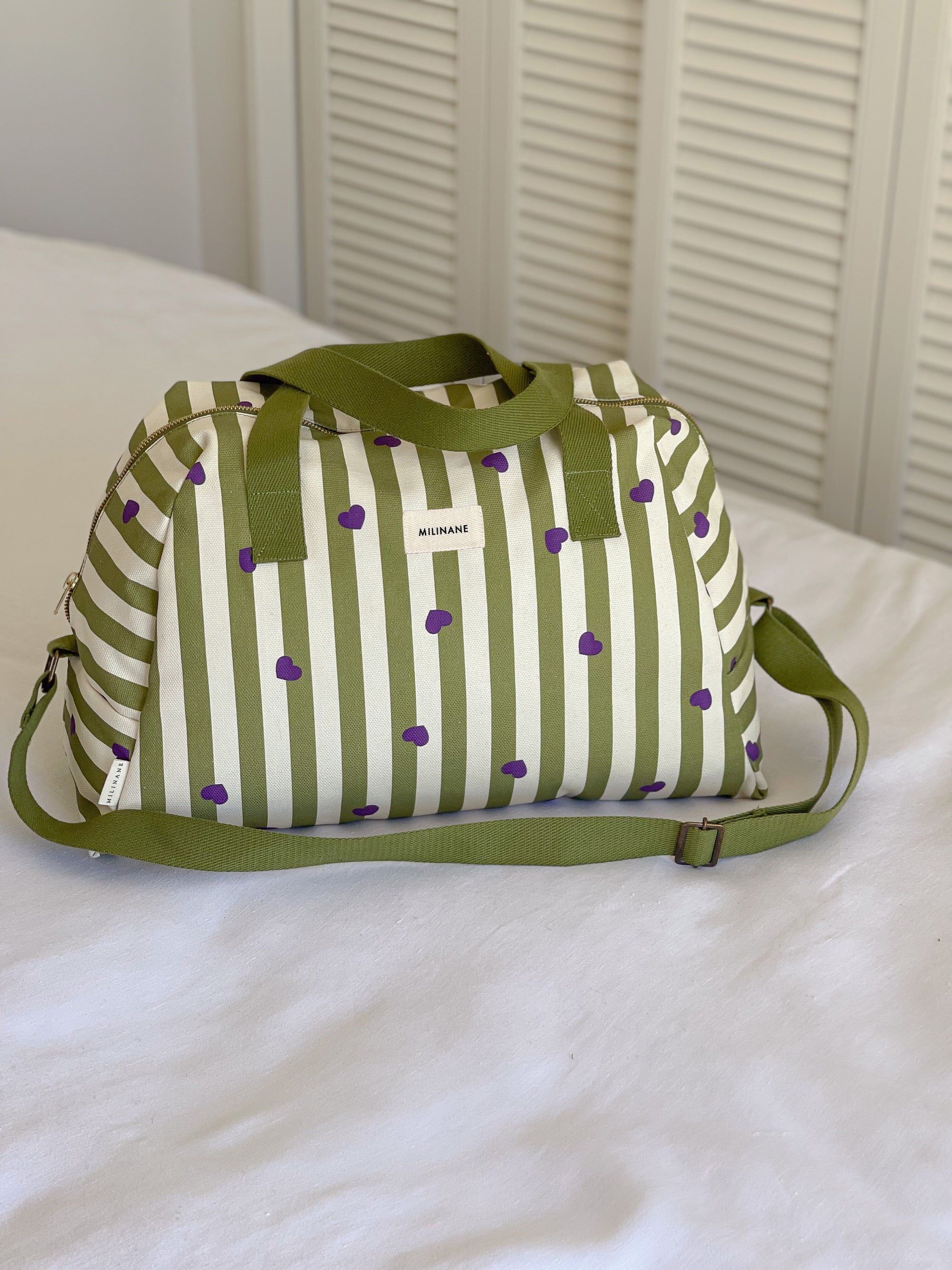 sac-a-langer-joseph-stripe-and-love-rayures-coeurs-vert-violet-blanc-maternite-maman-bebe-ambiance-milinane