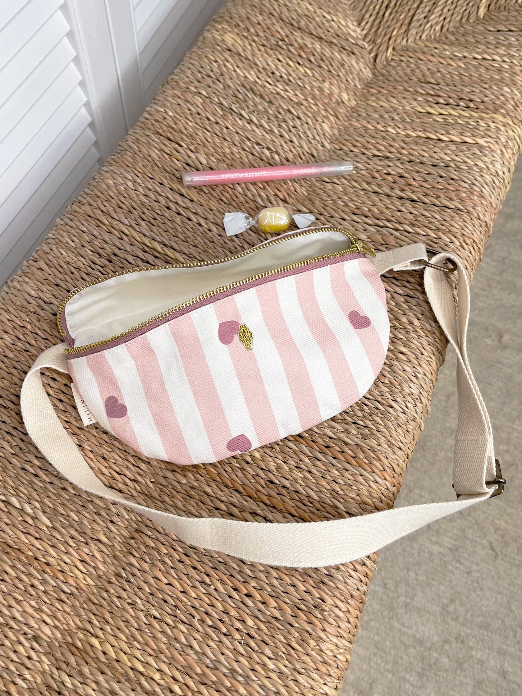 sac-banane-enfant-ti'bob-candy-cane-rayures-coeurs-rose-ambiance-milinane