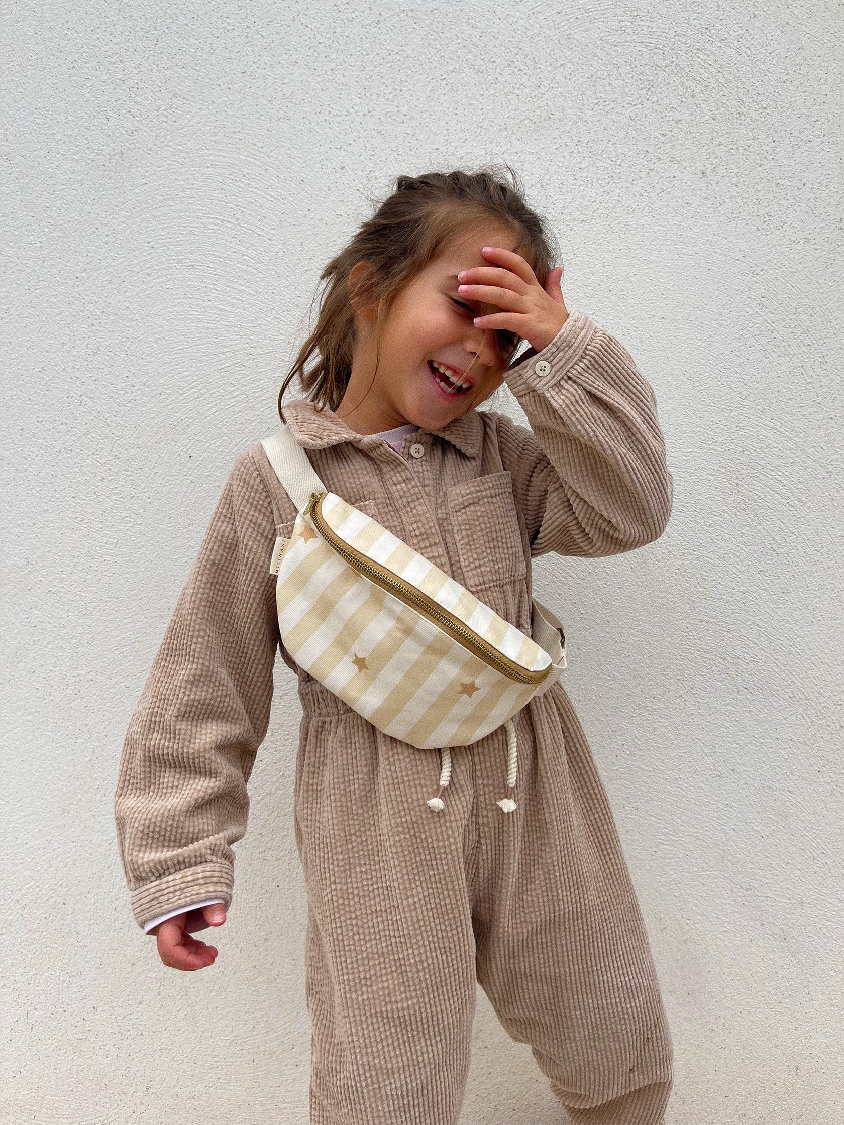 sac-banane-enfant-ti'bob-popcorn-rayures-etoiles-beige-porté-ouvert-milinane